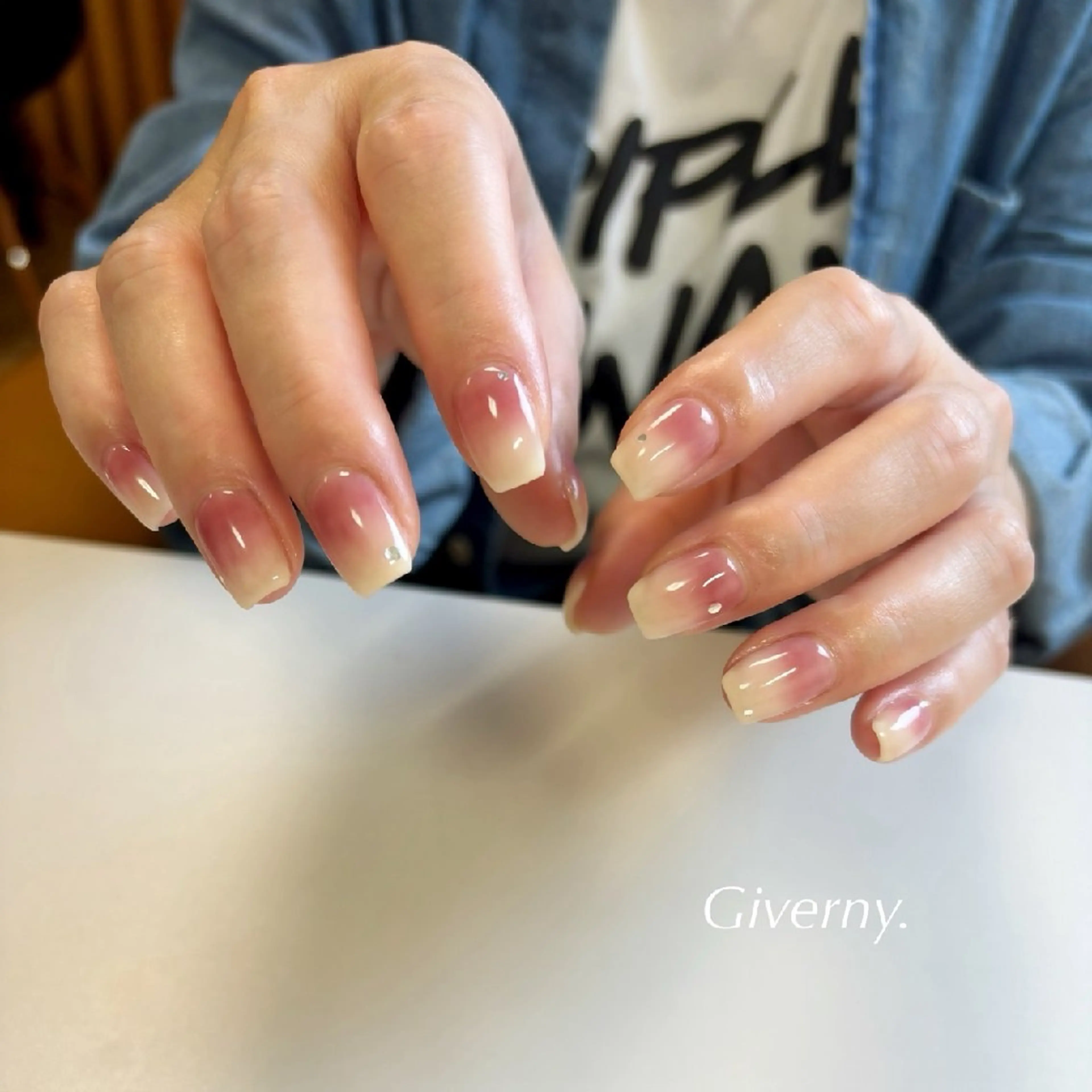 ネイル グラデーション ニュアンスネイル ハンドネイル Giverny .のネイルデザイン