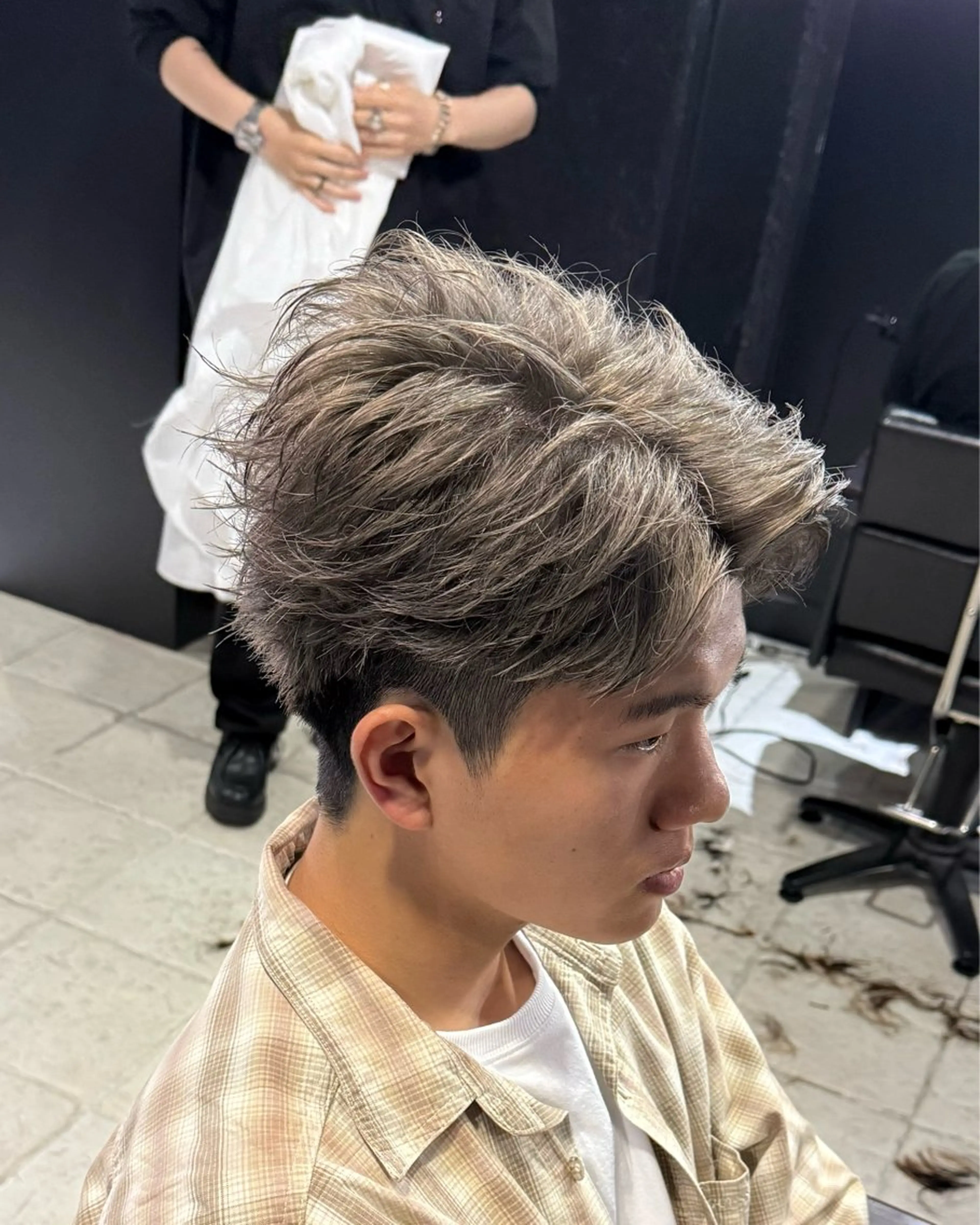 ショート カラー メンズ 透明感カラー グレージュ シルバー シルバーグレージュ ショートヘア カット ヘアカラー 難波/メンズウルフ・ フェザーパーマ鶴田文のヘアスタイル