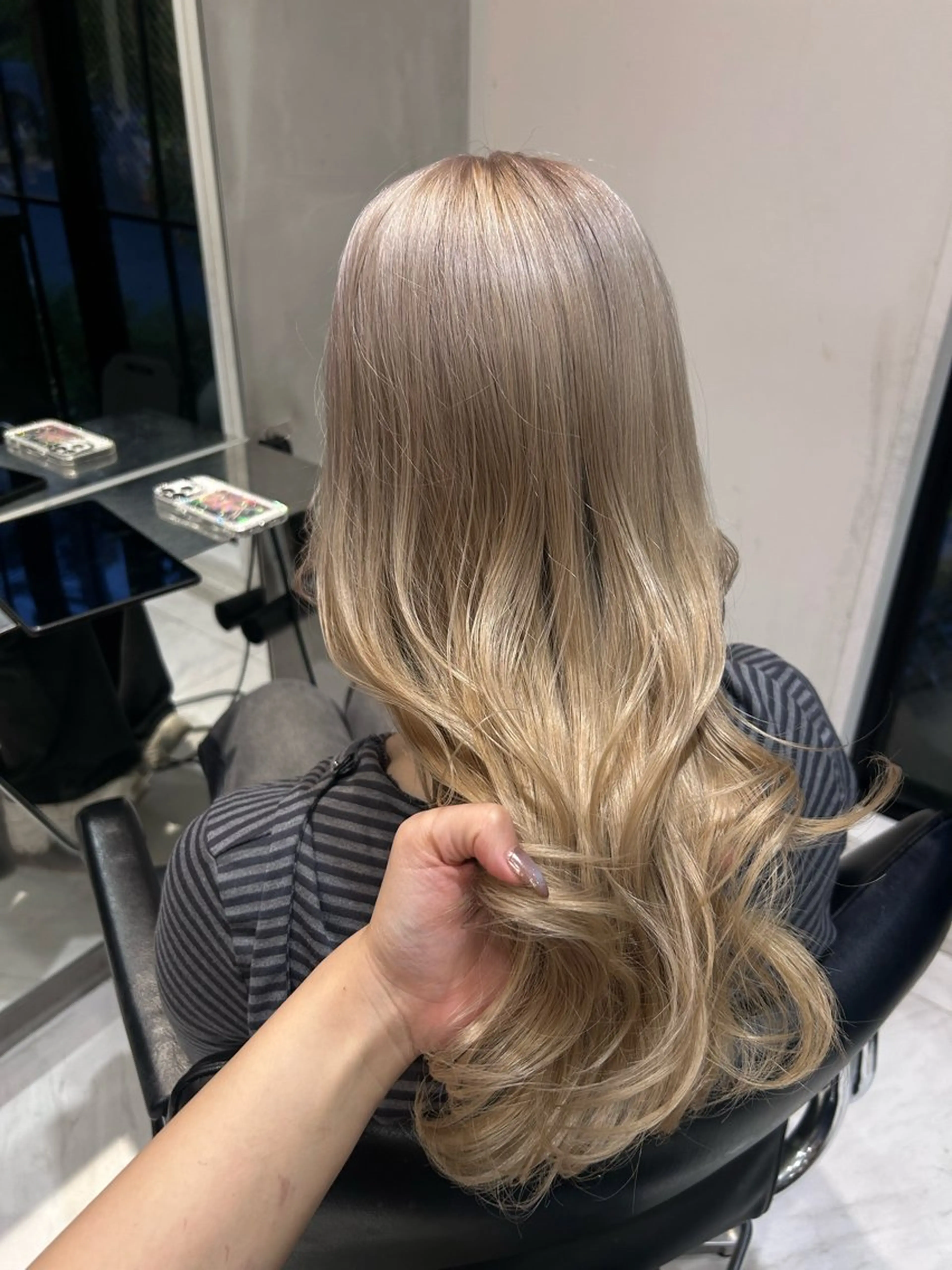 カラー 抜きっぱなしブロンド ハイトーンカラー miko🪽地毛風/ ハイトーン/レイヤーのヘアスタイル