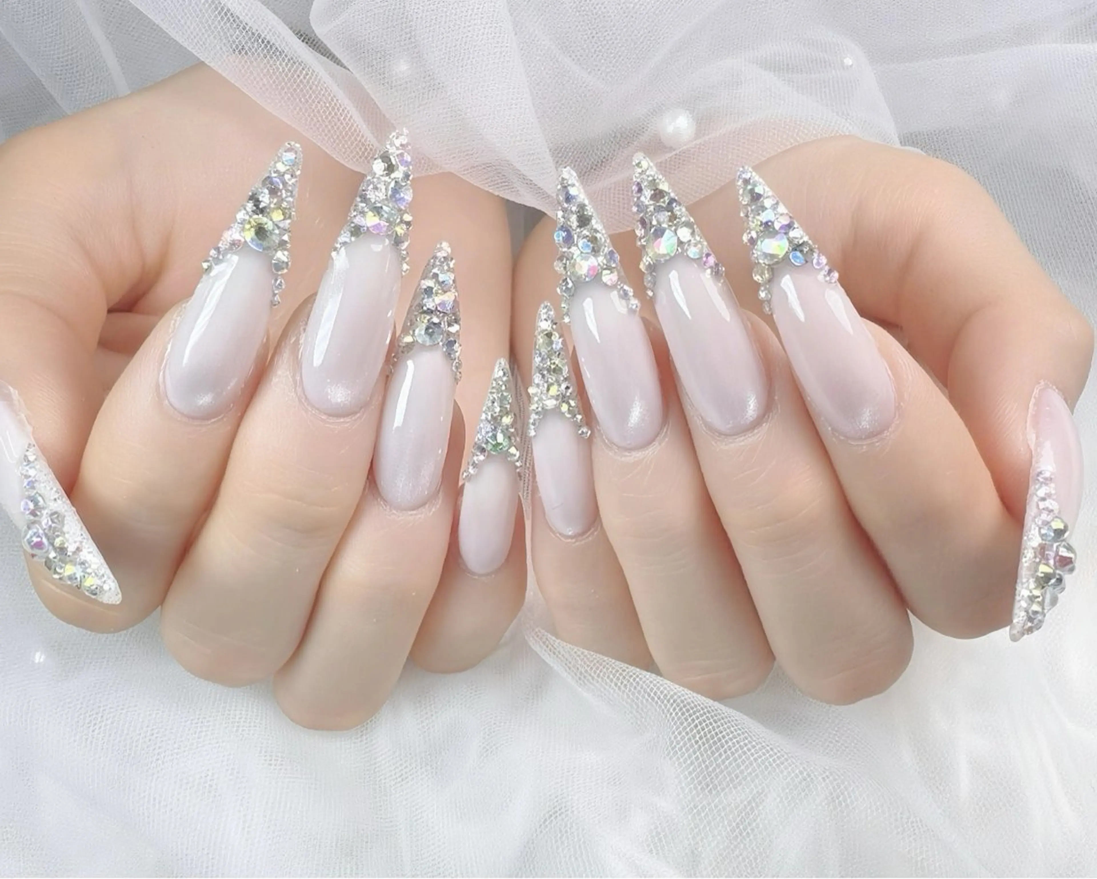 ネイル フレンチネイル キラキラネイル ストーンネイル ハンドネイル ハンドケア Gote Kawa nail salonのネイルデザイン