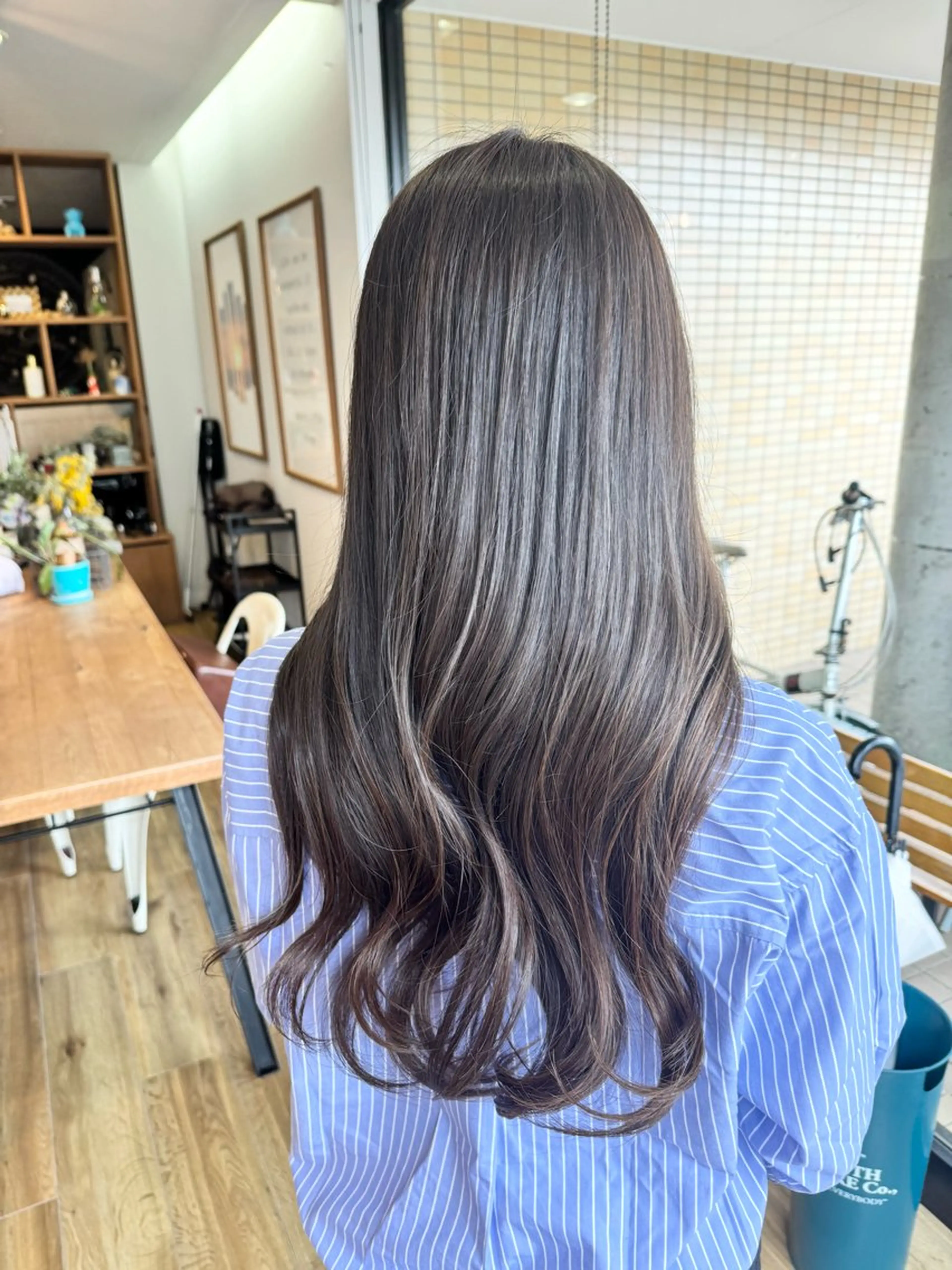 ロング カラー アッシュ アッシュグレー ヘアカラー トリートメント ツキダテ ユイのヘアスタイル