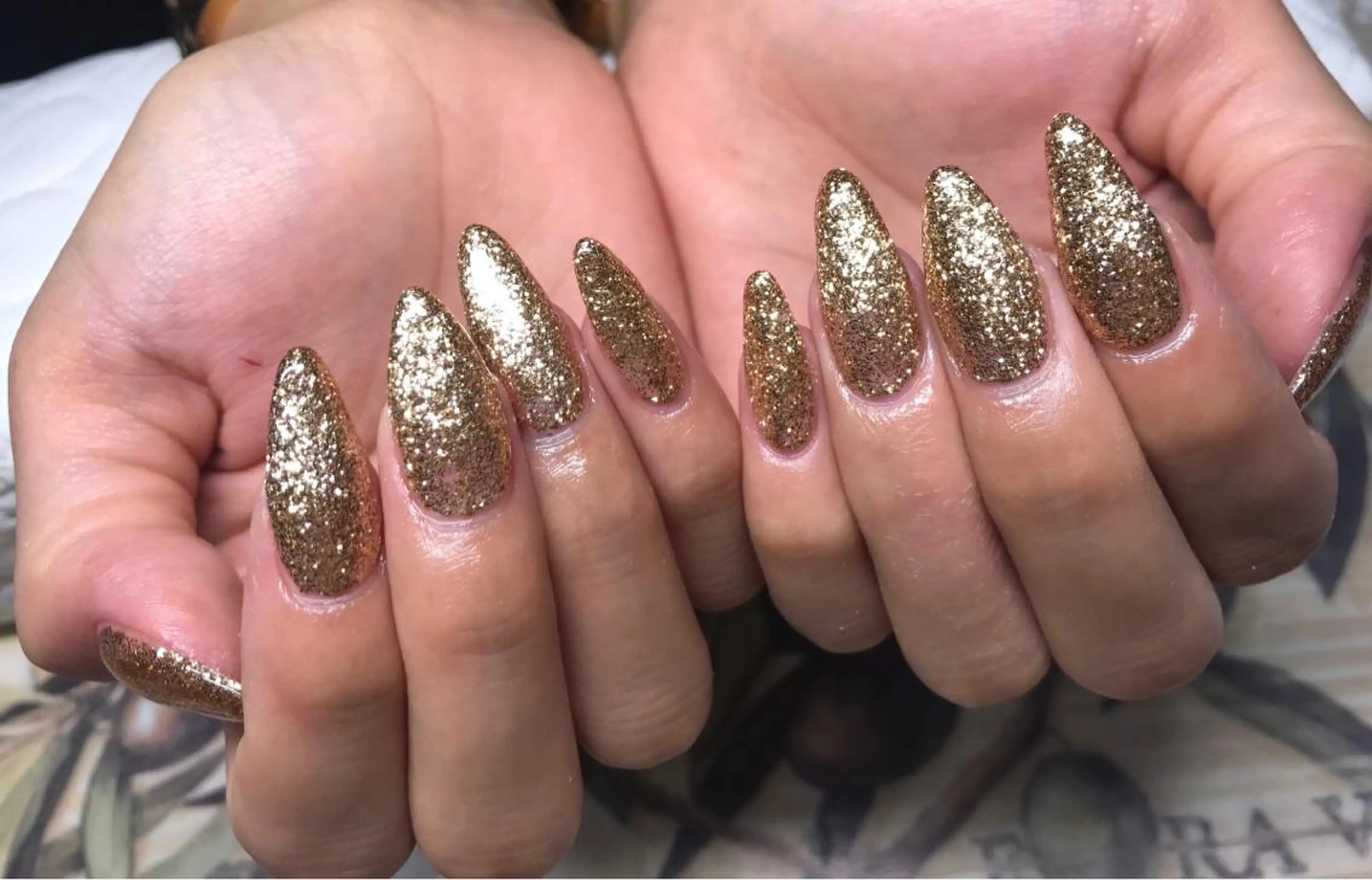 ネイル ゴールド ラメ(グリッター) ガールネイルサロン所属・ガール ネイルサロンのネイルデザイン