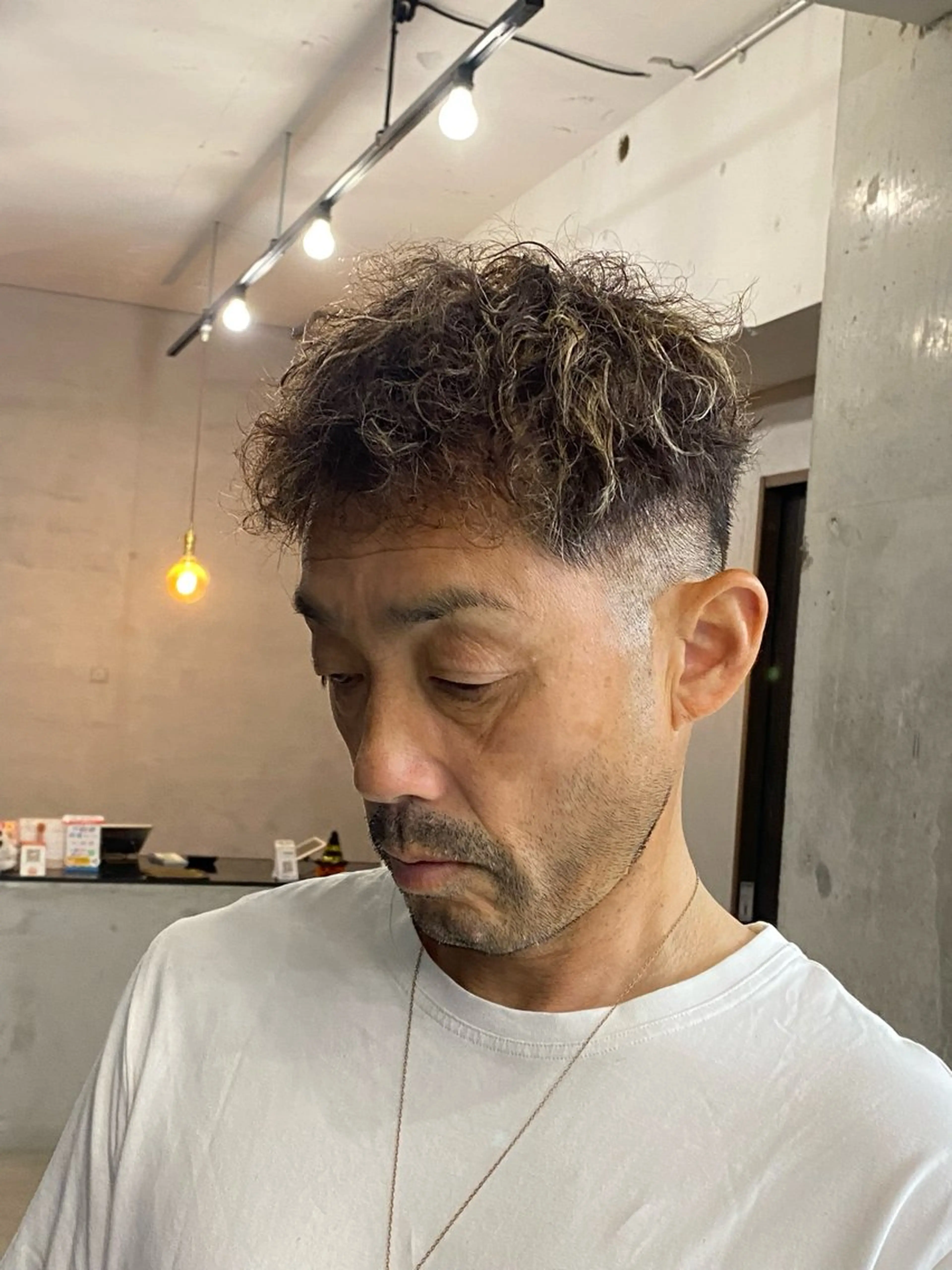 カラー パーマ メンズ メンズハイライト ハイライトカラー カット ヘアカラー パーマ be'leef.ema 寝屋川店所属・スペインカール/ メンズパーマ/山下のヘアスタイル