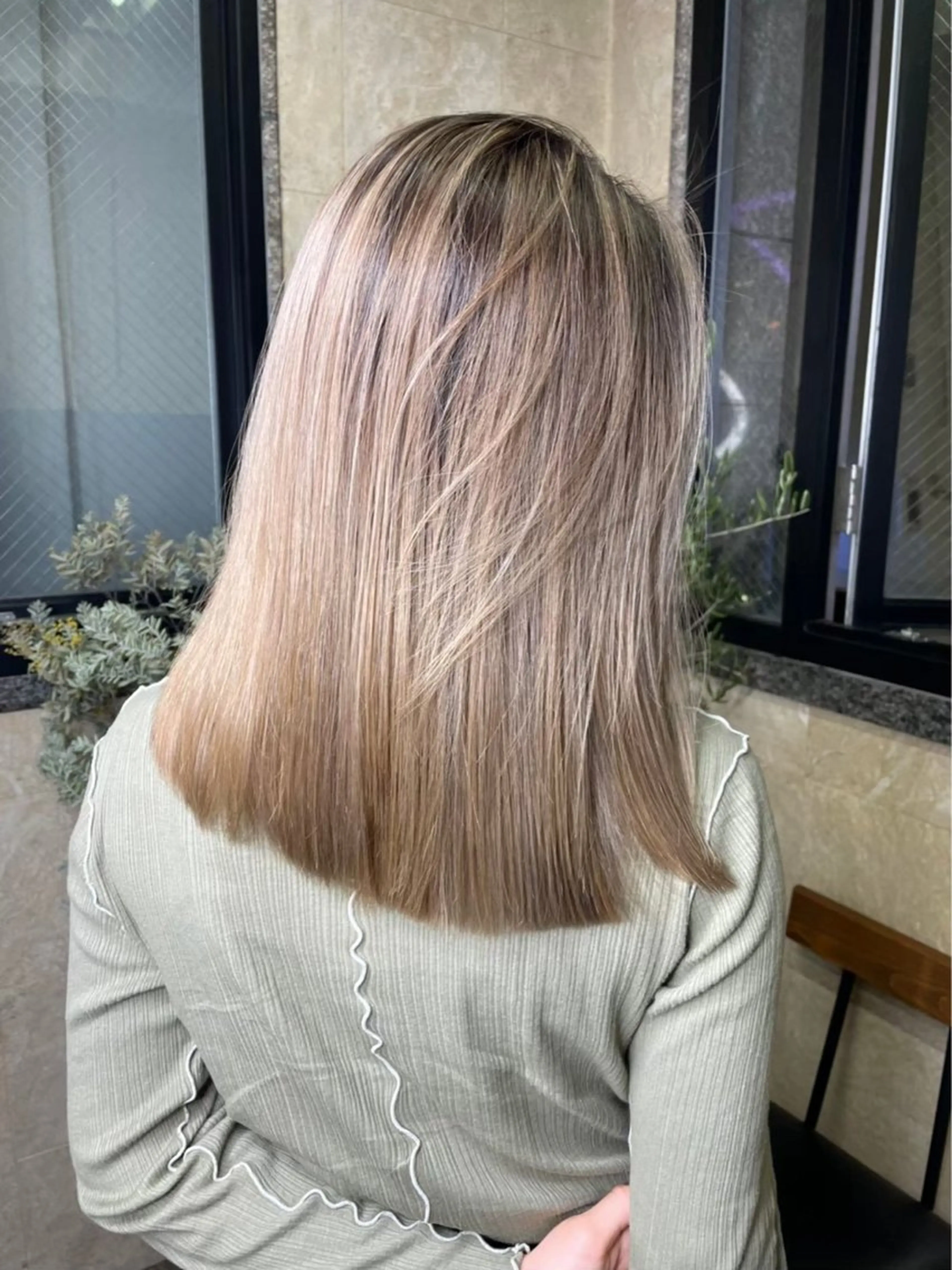 ロング カラー ベージュカラー ミルクティーベージュ MUSASHI ブリーチカラー◎のヘアスタイル