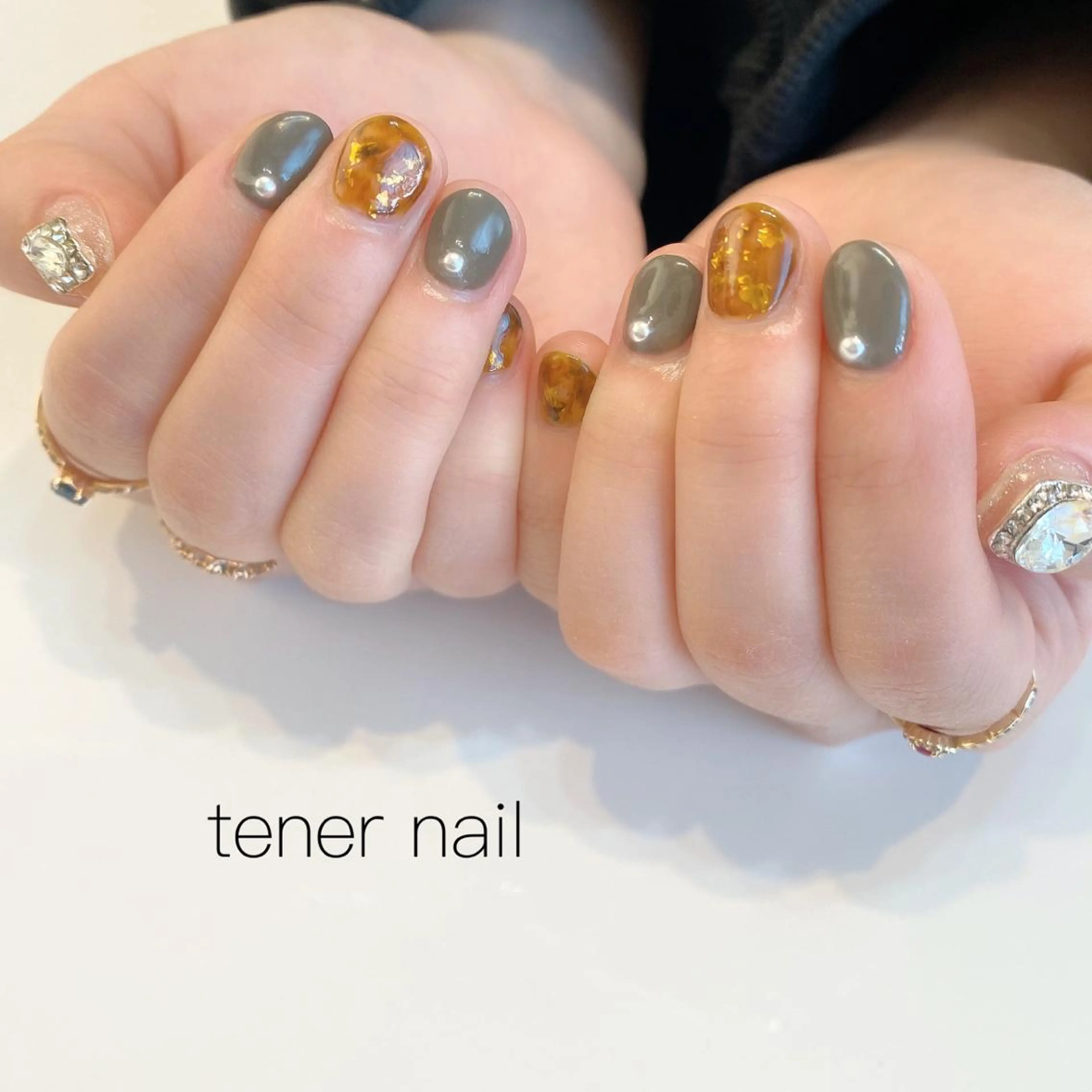 ネイル べっ甲ネイル グリーン キラキラネイル ストーンネイル tener  nail  テネルネイル所属・テネルネイル tener nailのネイルデザイン