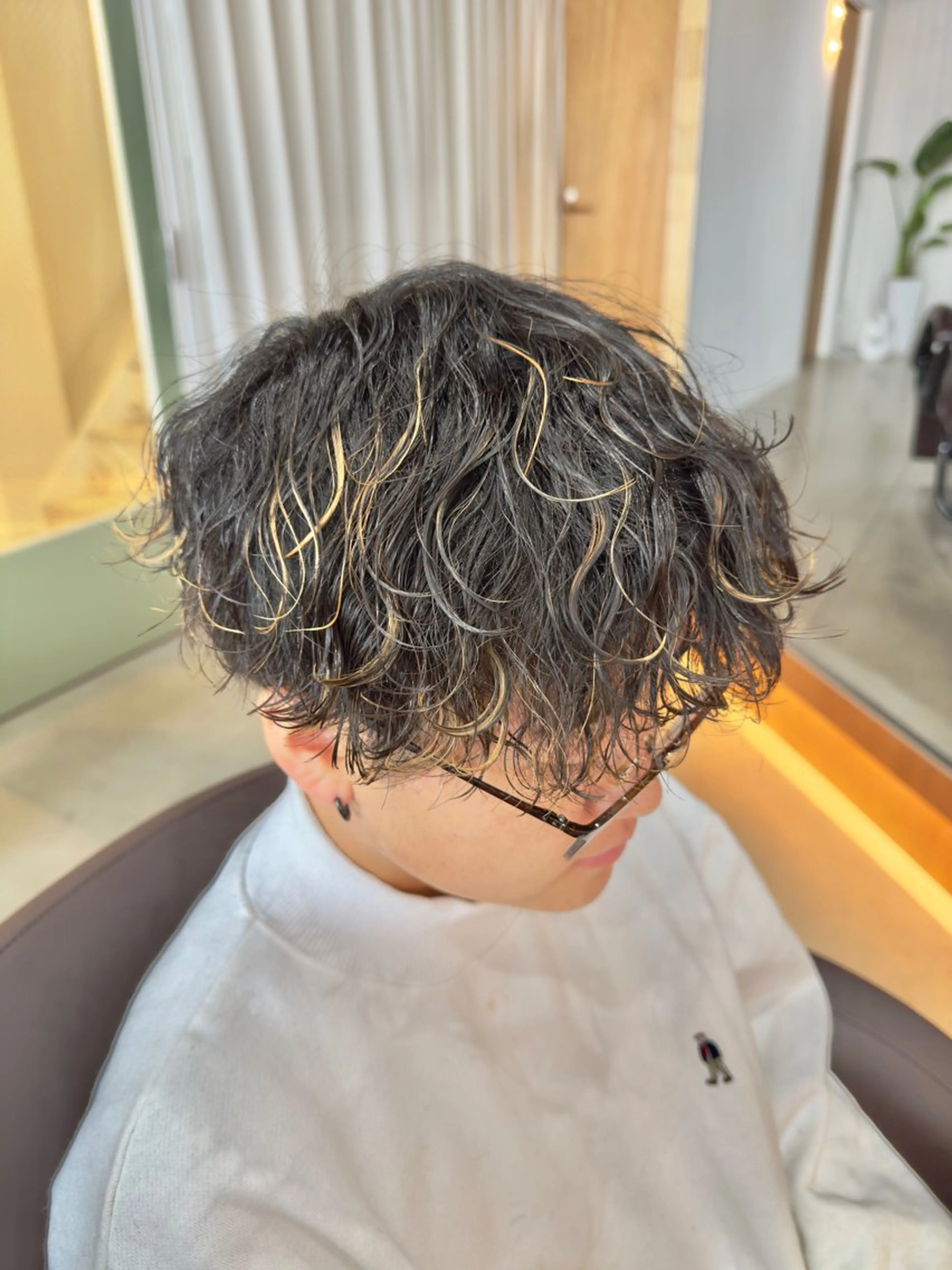 ショート カラー パーマ メンズ メンズハイライト メンズパーマ 波巻きパーマ ハイライトカラー ハイライト メンズサロン　アソビ所属・【扱いやすいパーマ】 眞鍋拓己のヘアスタイル