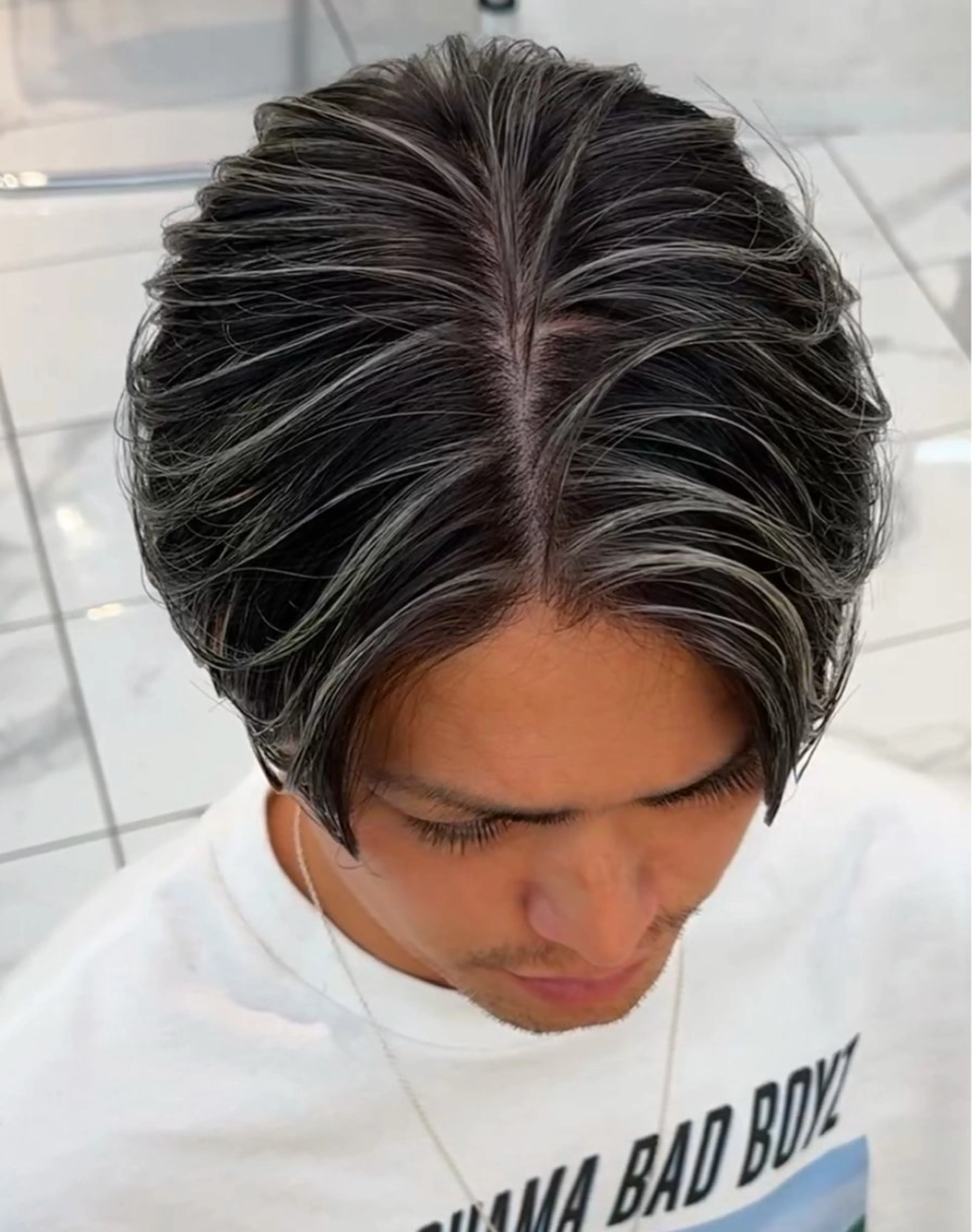 カラー メンズ センターパート メンズハイライト メンズメッシュ 黒髪 ハイライトカラー カット ヘアカラー 白髪ぼかし/白髪 メッシュ/ゆうとのヘアスタイル