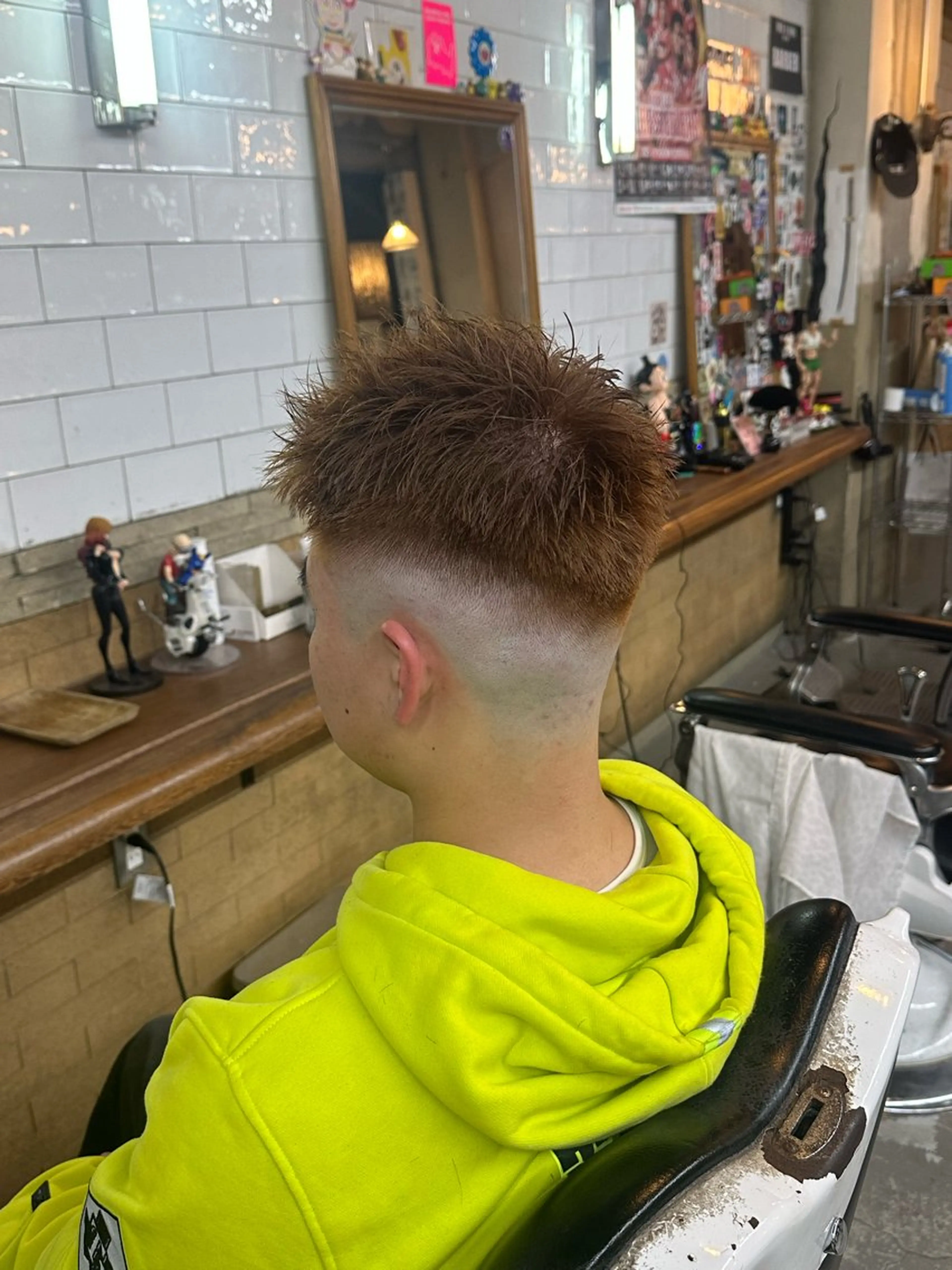 ショート カラー メンズ メンズブリーチ フェードカット スキンフェード ブリーチ ブリーチなしカラー カット ヘアカラー パーマ モチヅキ タツキのヘアスタイル