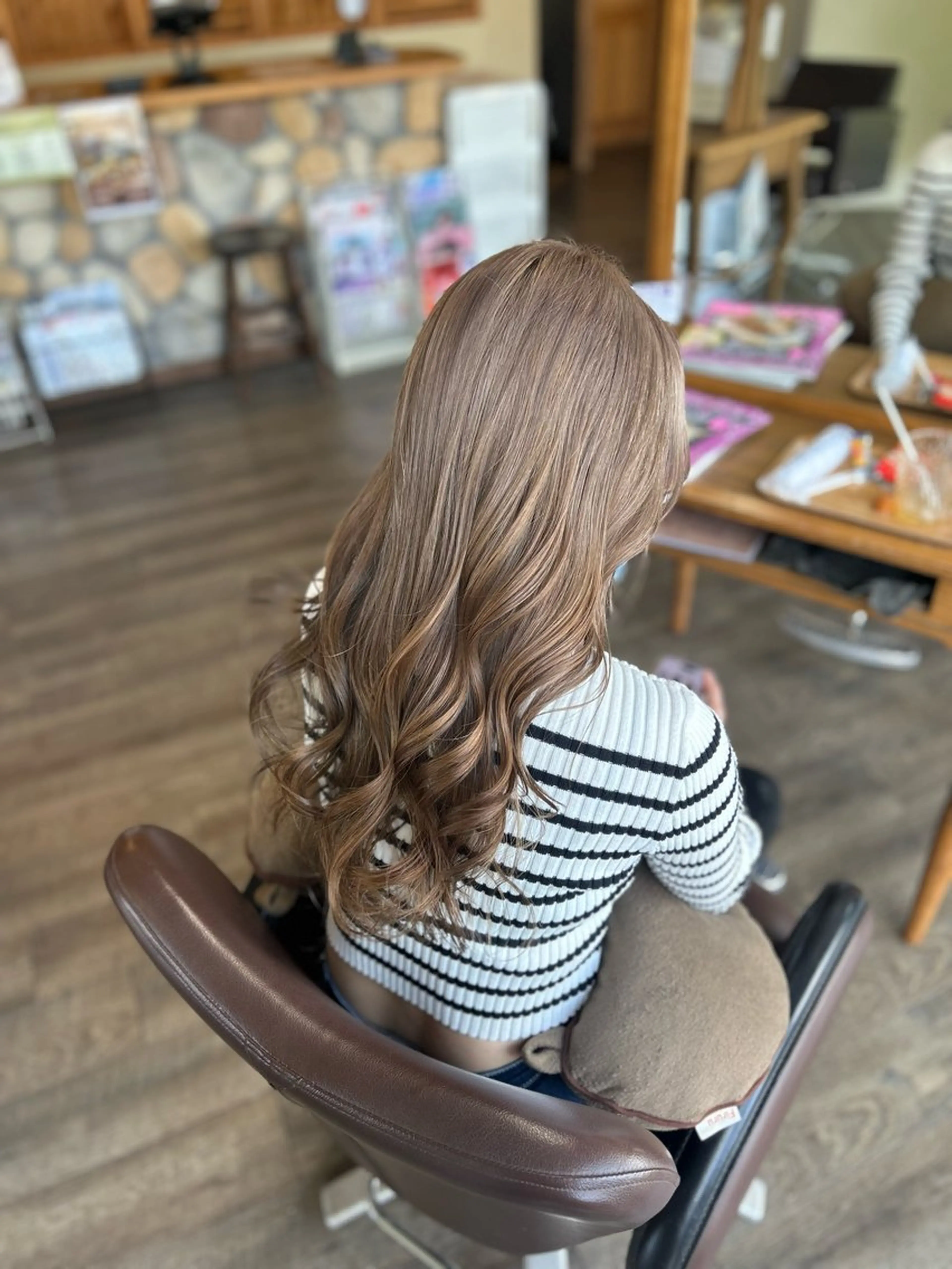 ロング カラー ベージュカラー ブリーチ ヘーゼル カット ヘアカラー Morpho Hair Product所属・井上 花音のヘアスタイル