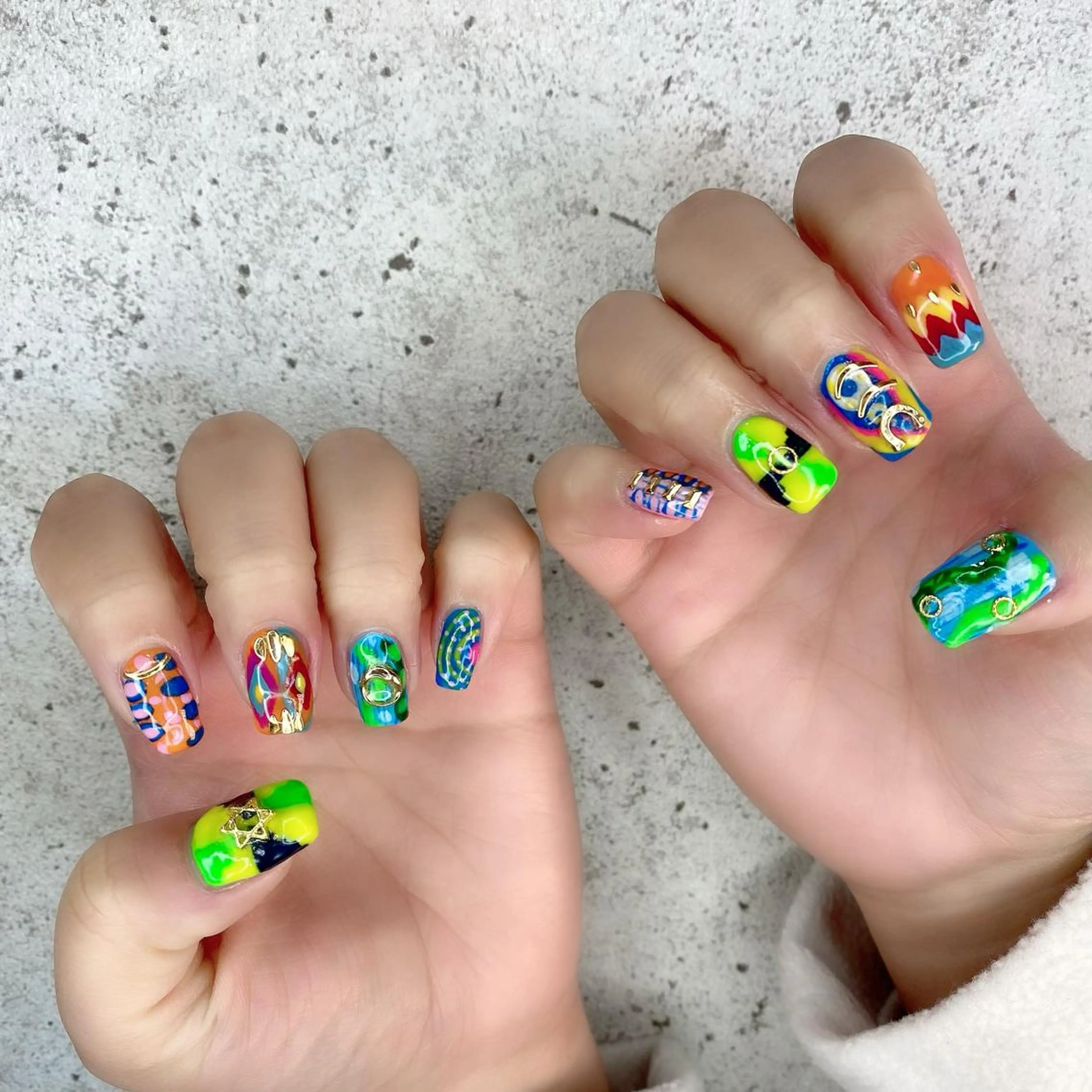 ミディアム カラー パーマ ヘアアレンジ キッズ ネイル マツエク・マツパ アイブロウ アートネイル ゴールド スクエアネイル ハンドネイル Salon Ｋのネイルデザイン