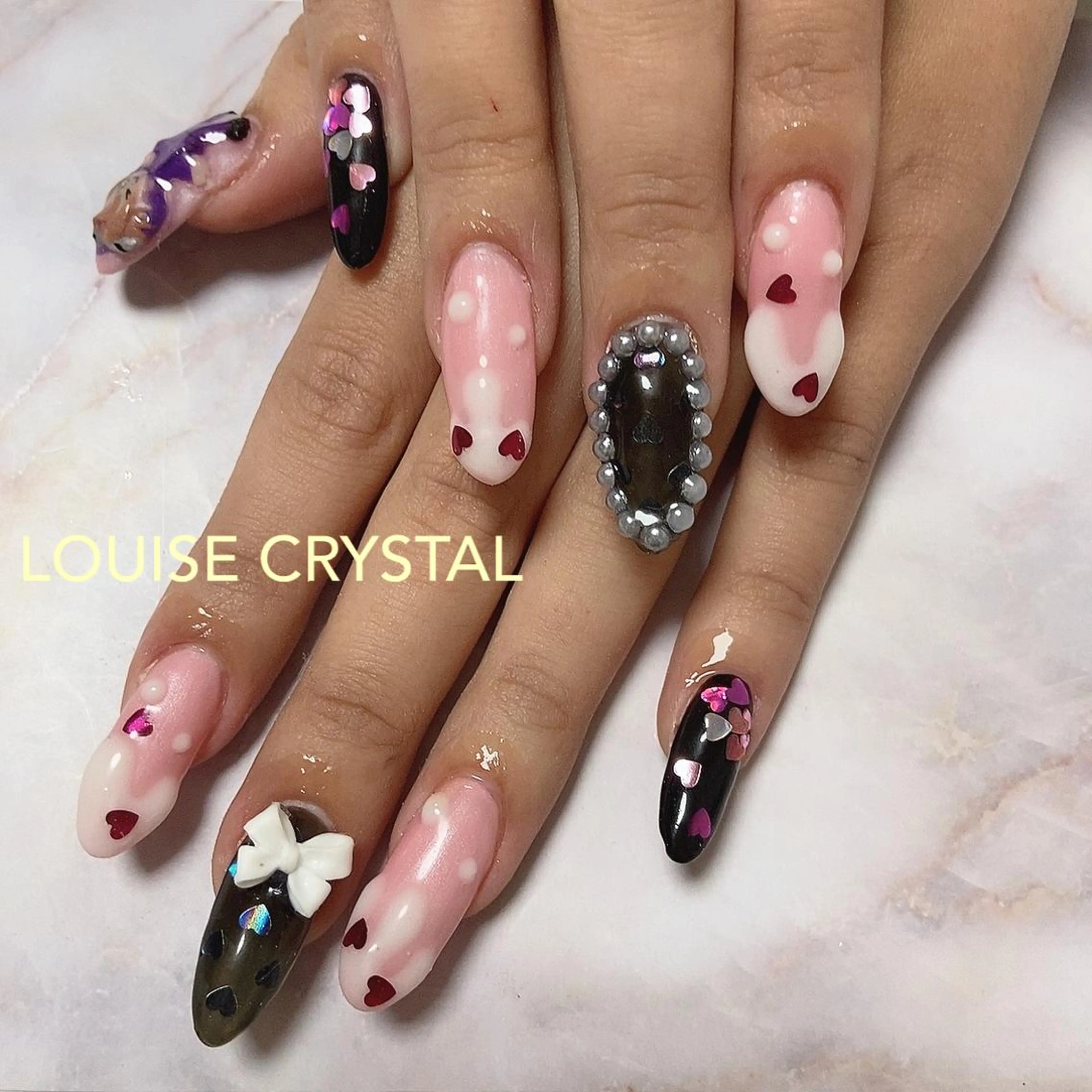 ネイル LOUISE CRYSTALのネイルデザイン