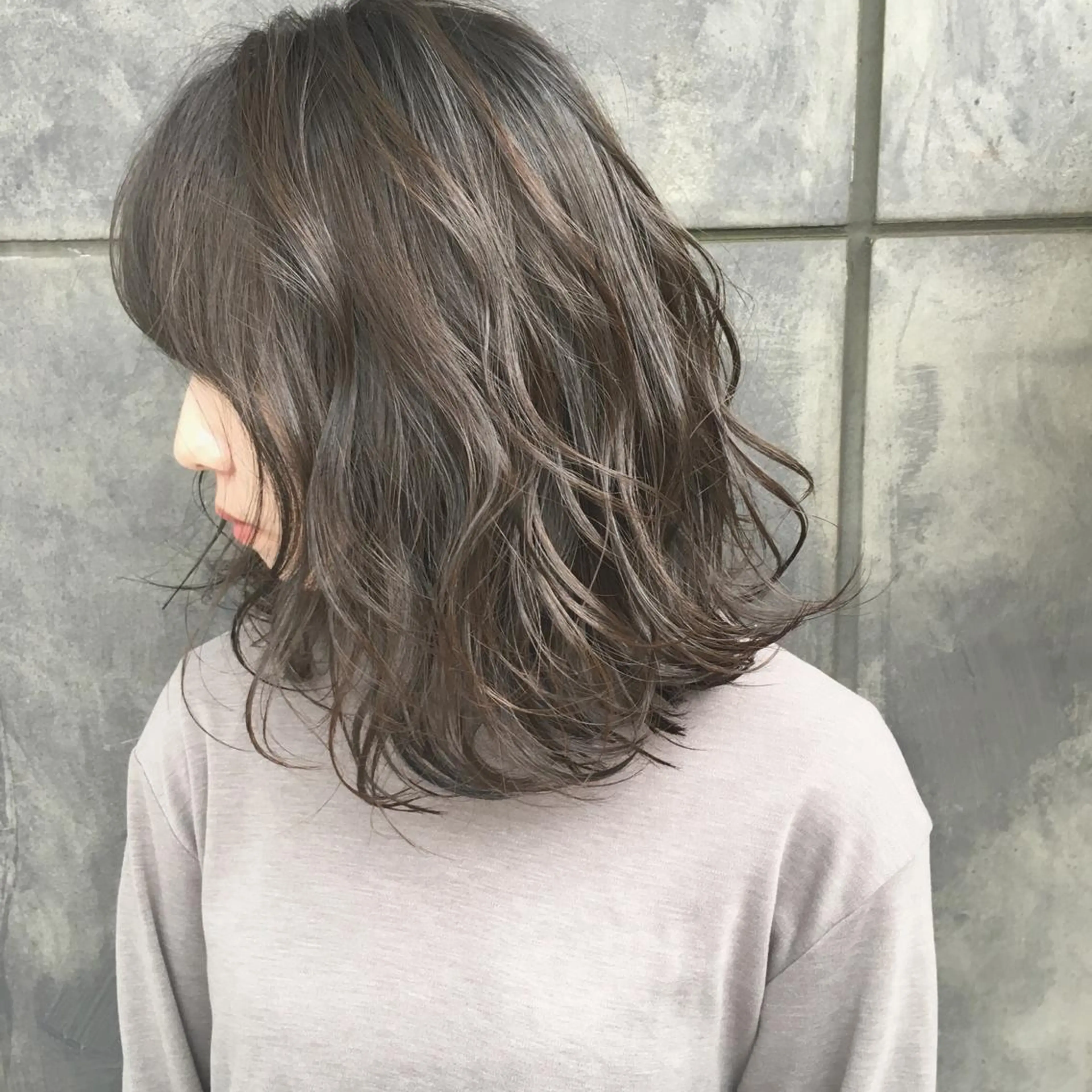 ミディアム カラー アッシュ オリーブアッシュ レイヤーカット BLend 渋谷のヘアスタイル