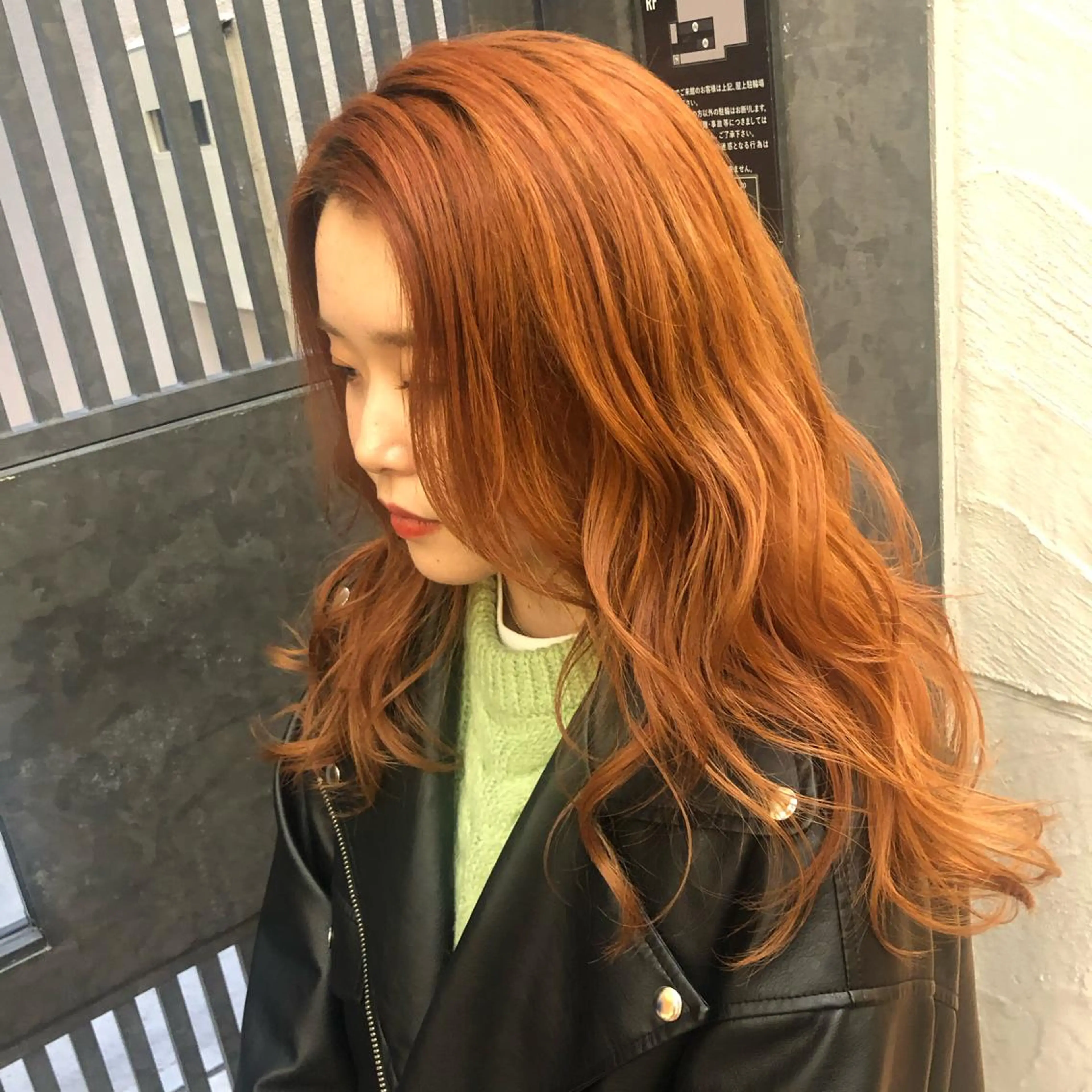 セミロング カラー ウルフカット／吉村 桃子のヘアスタイル