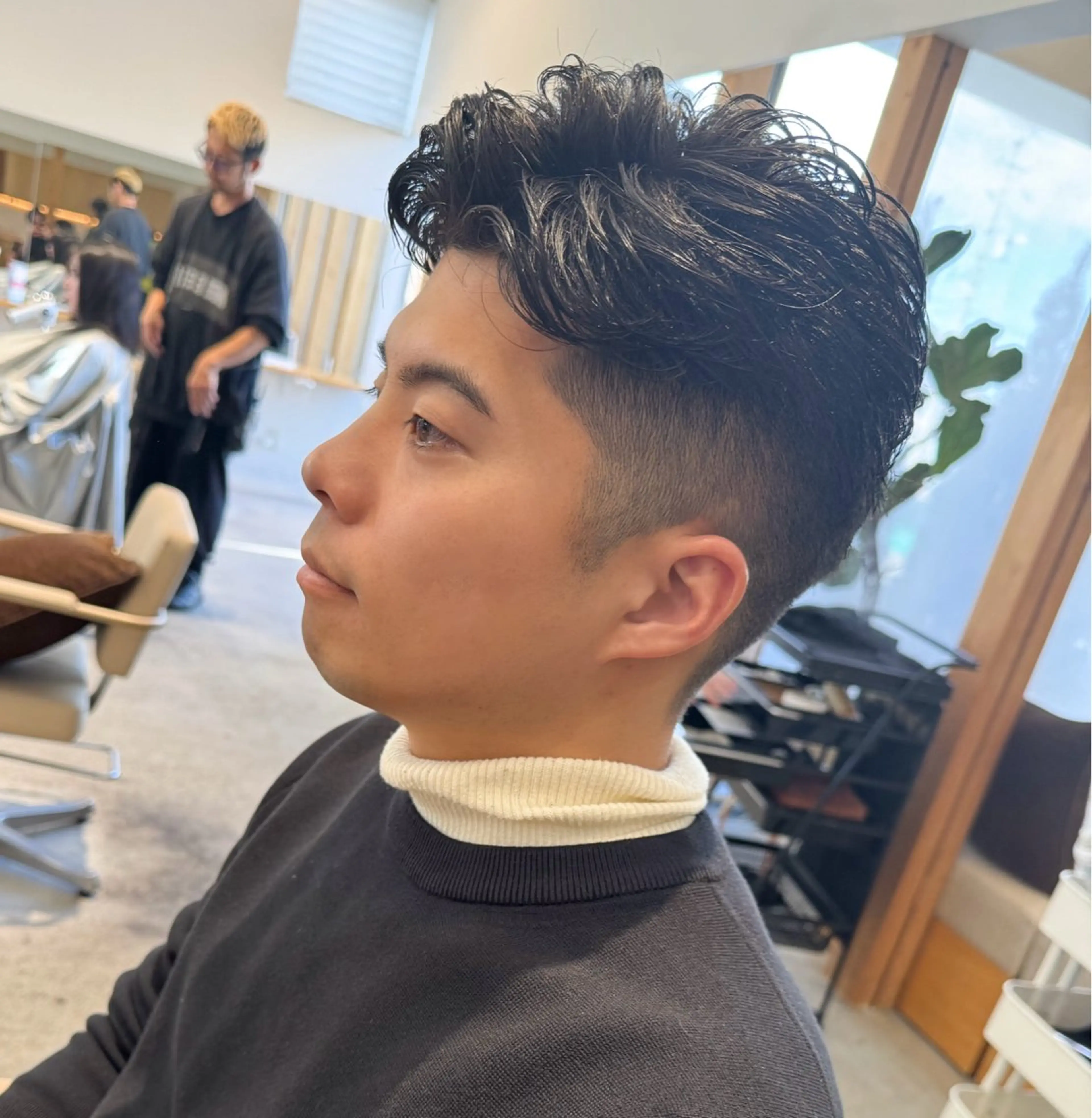 ショート パーマ メンズ センターパート カルマパーマ メンズ韓国風 メンズパーマ 韓国風ヘア 服部 雄輝のヘアスタイル