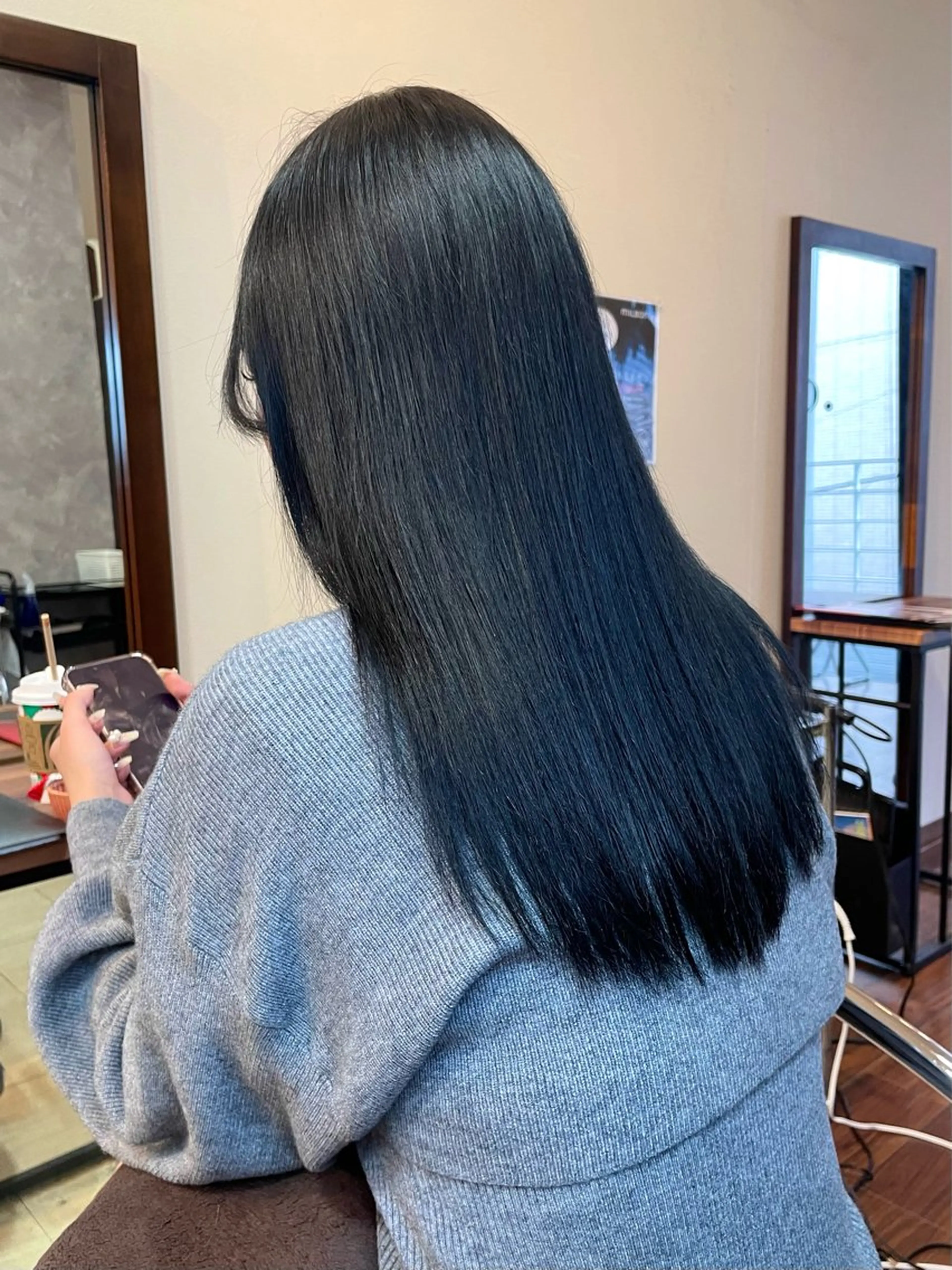 セミロング カラー ヘアアレンジ 黒髪 ブリーチ ブルーカラー ブルーブラック ブリーチなしカラー カット ヘアカラー トリートメント mika|ブルーカラ ー|ハイトーンカラーのヘアスタイル