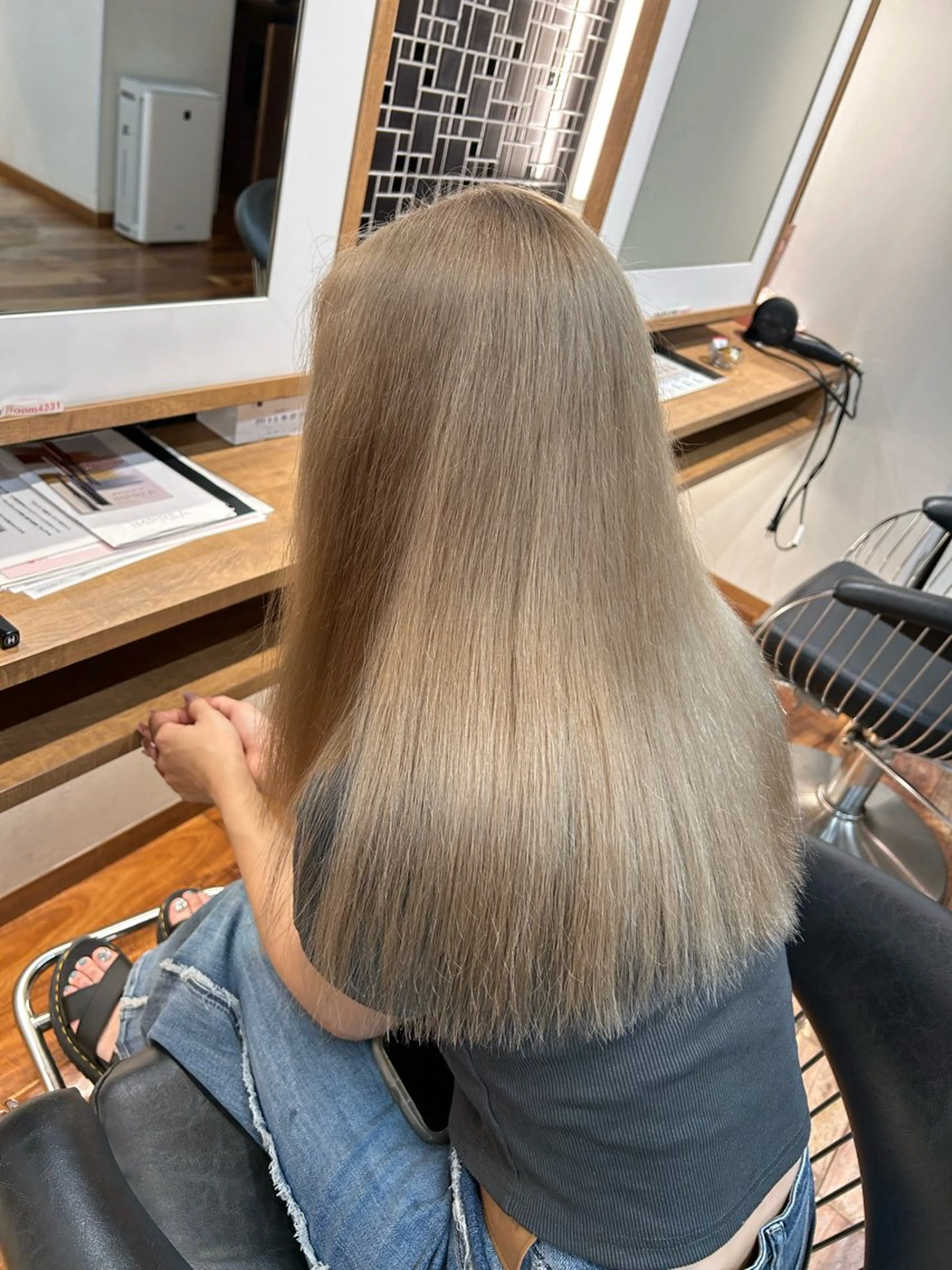 ロング カラー ベージュカラー ミルクティーベージュ ヘアカラー トリートメント 天神/ハイトーン/艶 カラー/Miharuのヘアスタイル