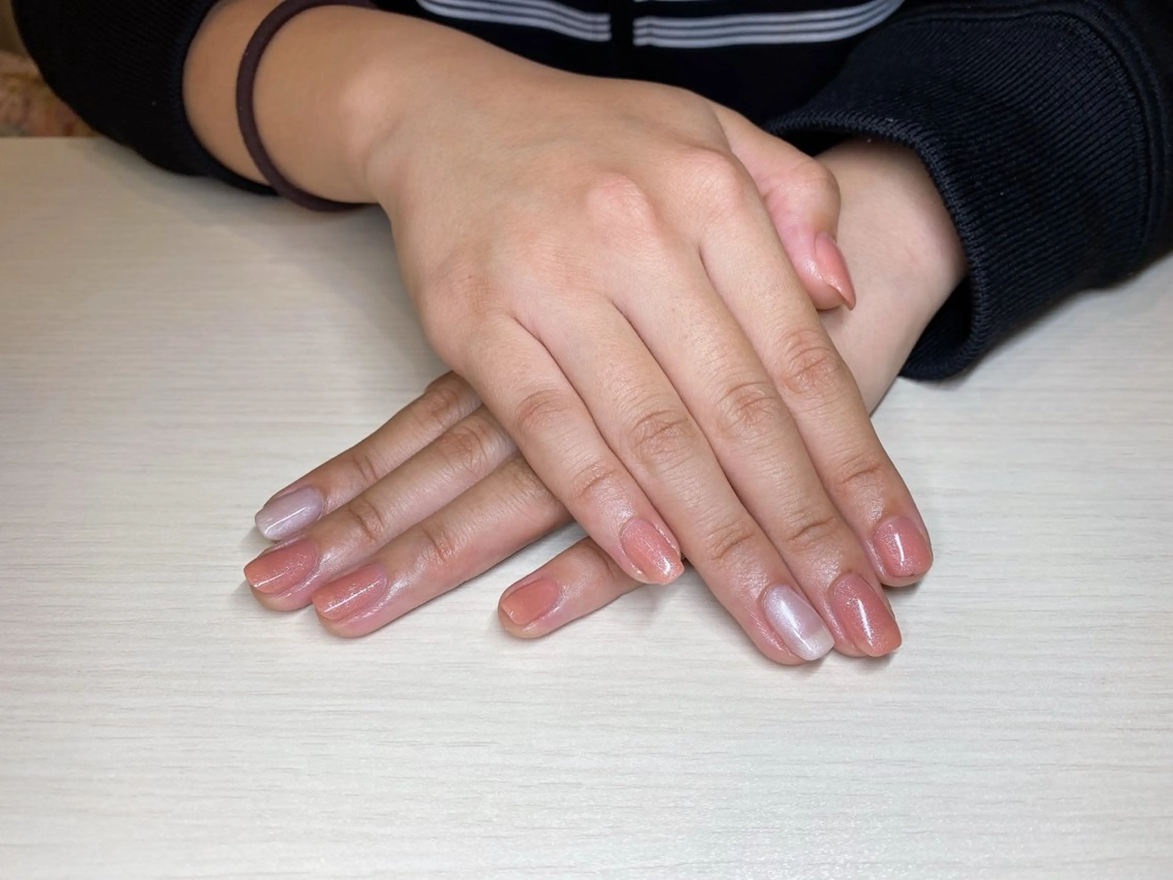 ネイル ラメ(グリッター) ワンカラーネイル ピンク ホワイト 齋藤 優花のネイルデザイン