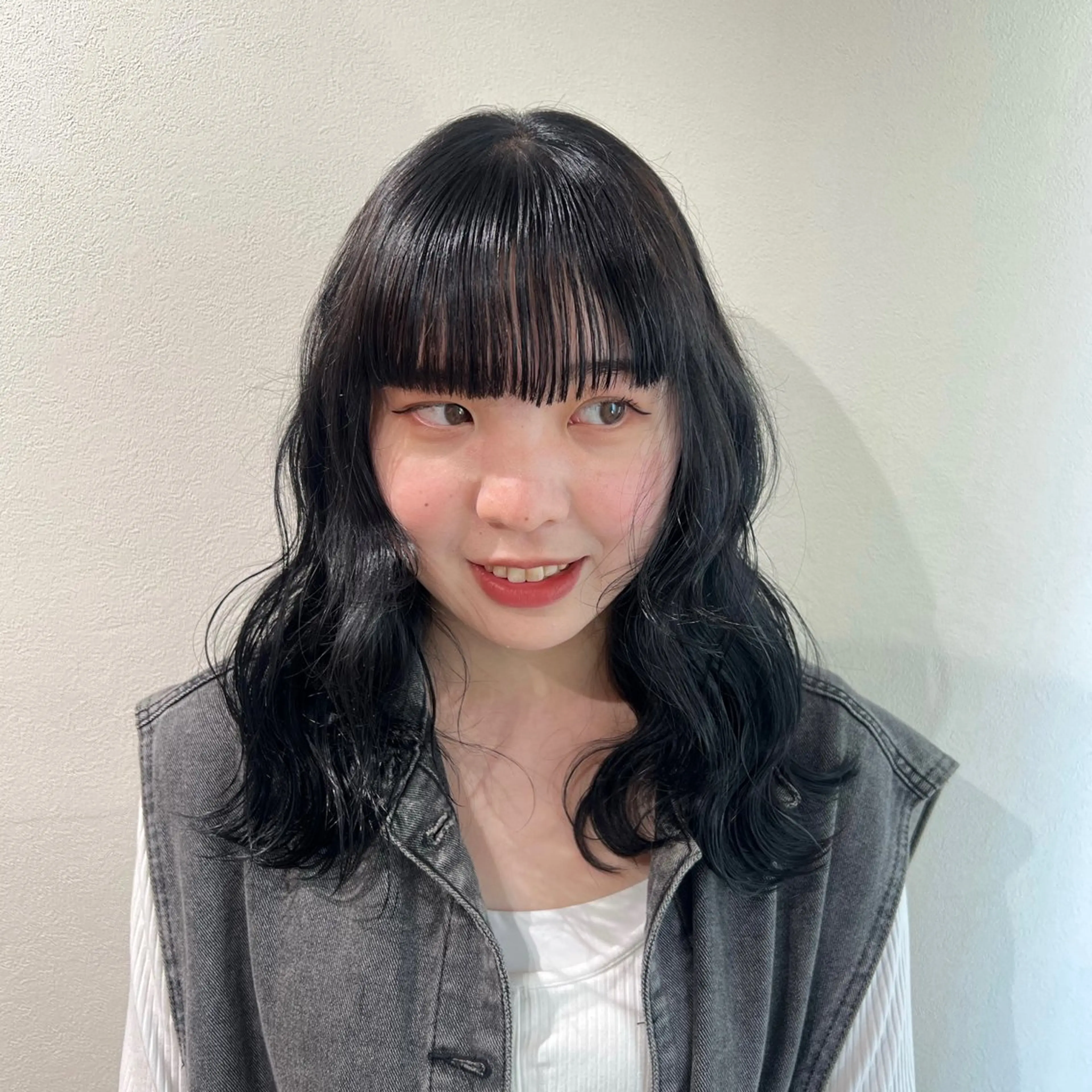 セミロング カラー セミロングパーマ 黒髪 ブリーチ ブルーカラー ブルーブラック ヘアカラー トリートメント 𝙎𝙚𝙞𝙧𝙖 ☆カット/パーマのヘアスタイル