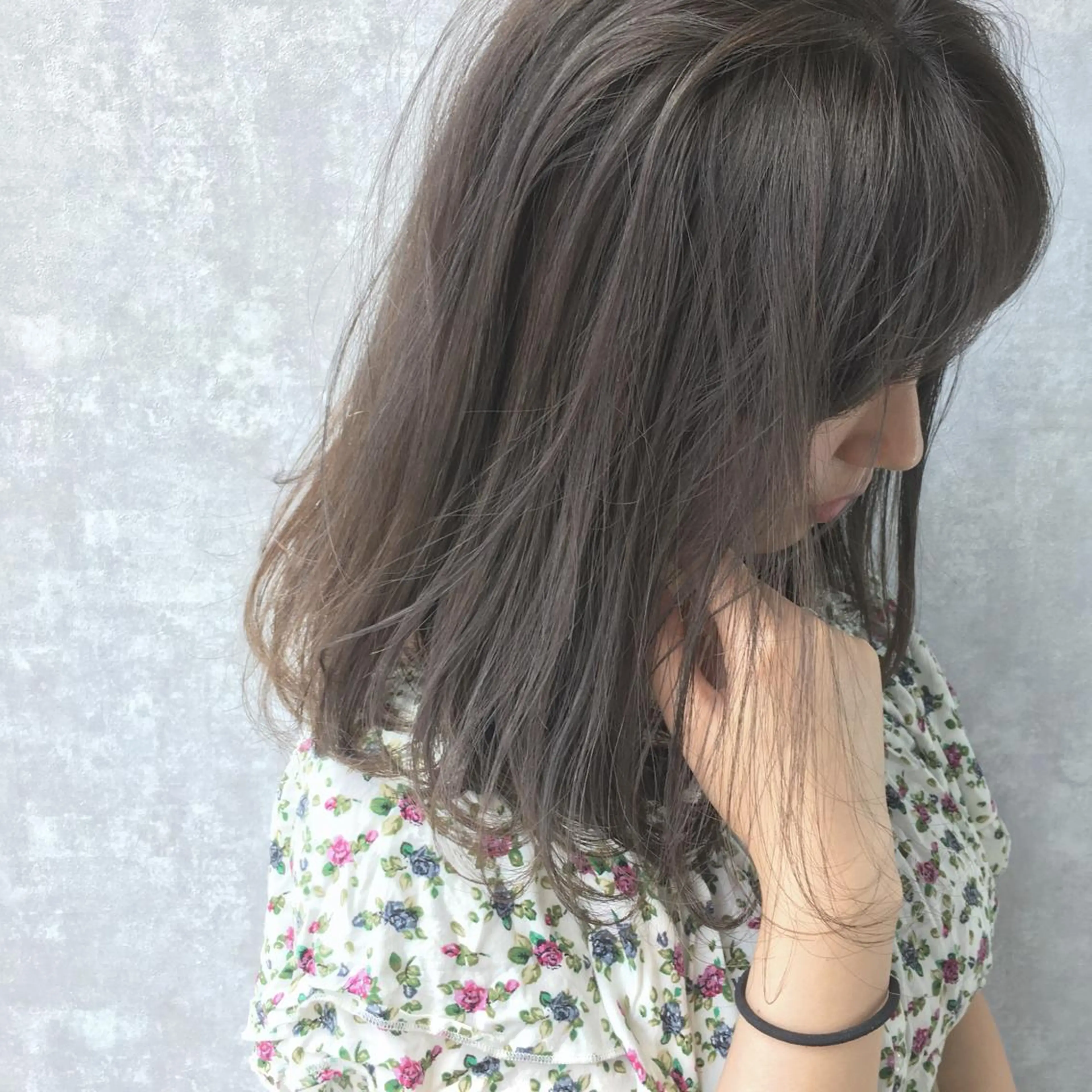 ミディアム カラー グレージュ ハイライトカラー ハイライト レイヤーカット BLend 渋谷のヘアスタイル