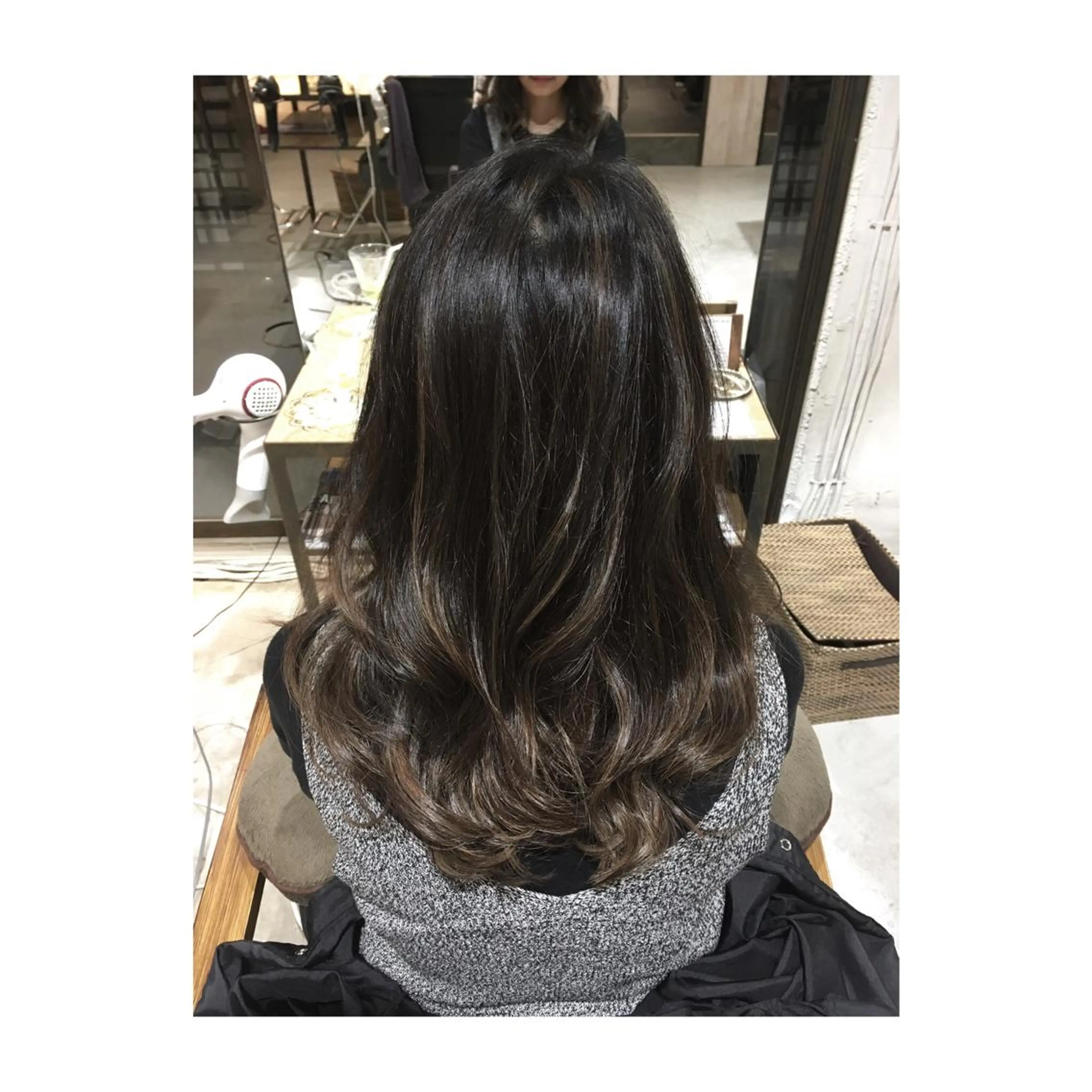 ミディアム セミロング ロング カラー パーマ グラデーションカラー ハイライトカラー 3Dハイライト ハイライト アオガミ （前髪顔周りカット）のヘアスタイル