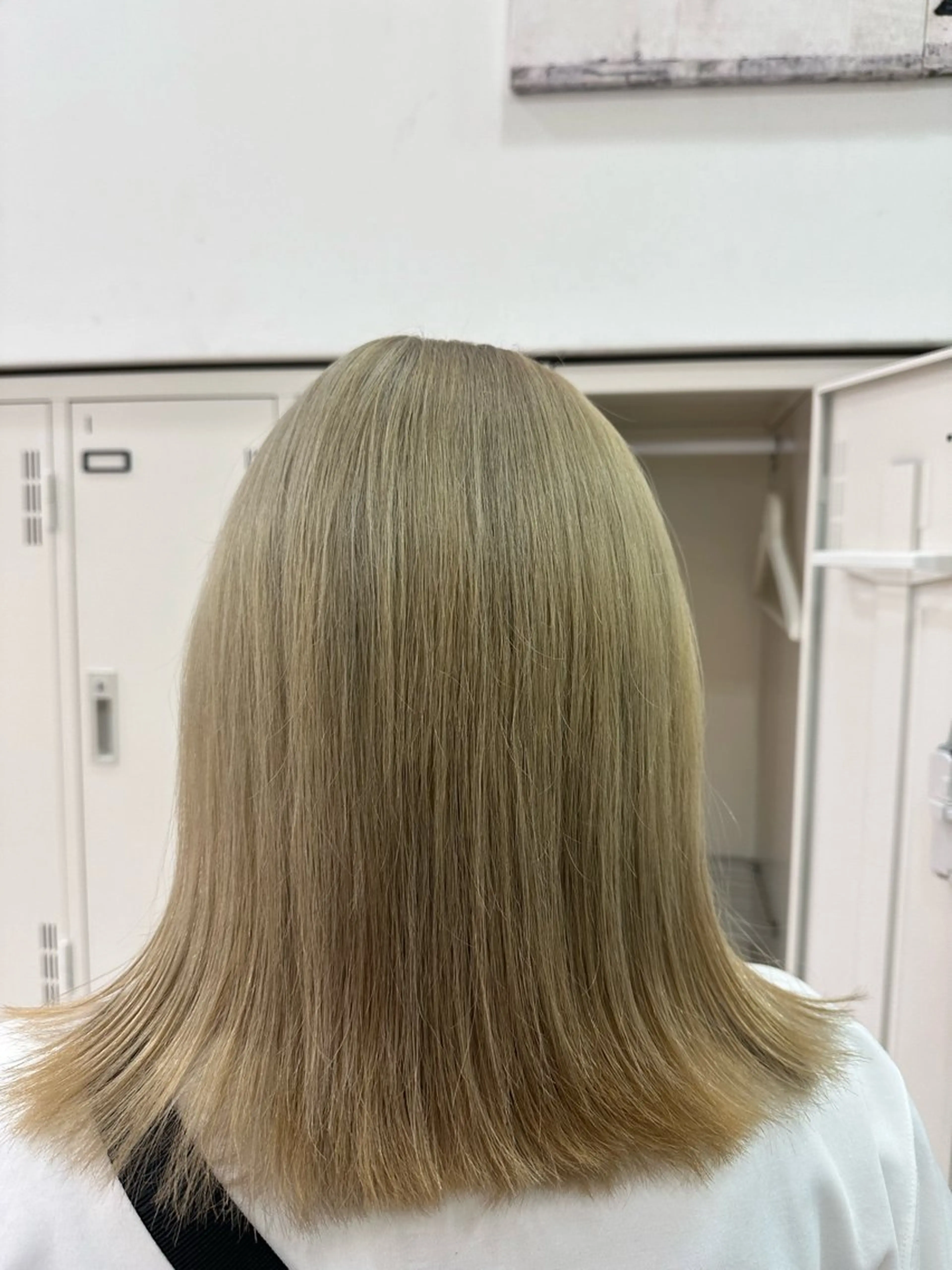 セミロング カラー ベージュカラー ブリーチ カット ヘアカラー 伊佐 愛のヘアスタイル