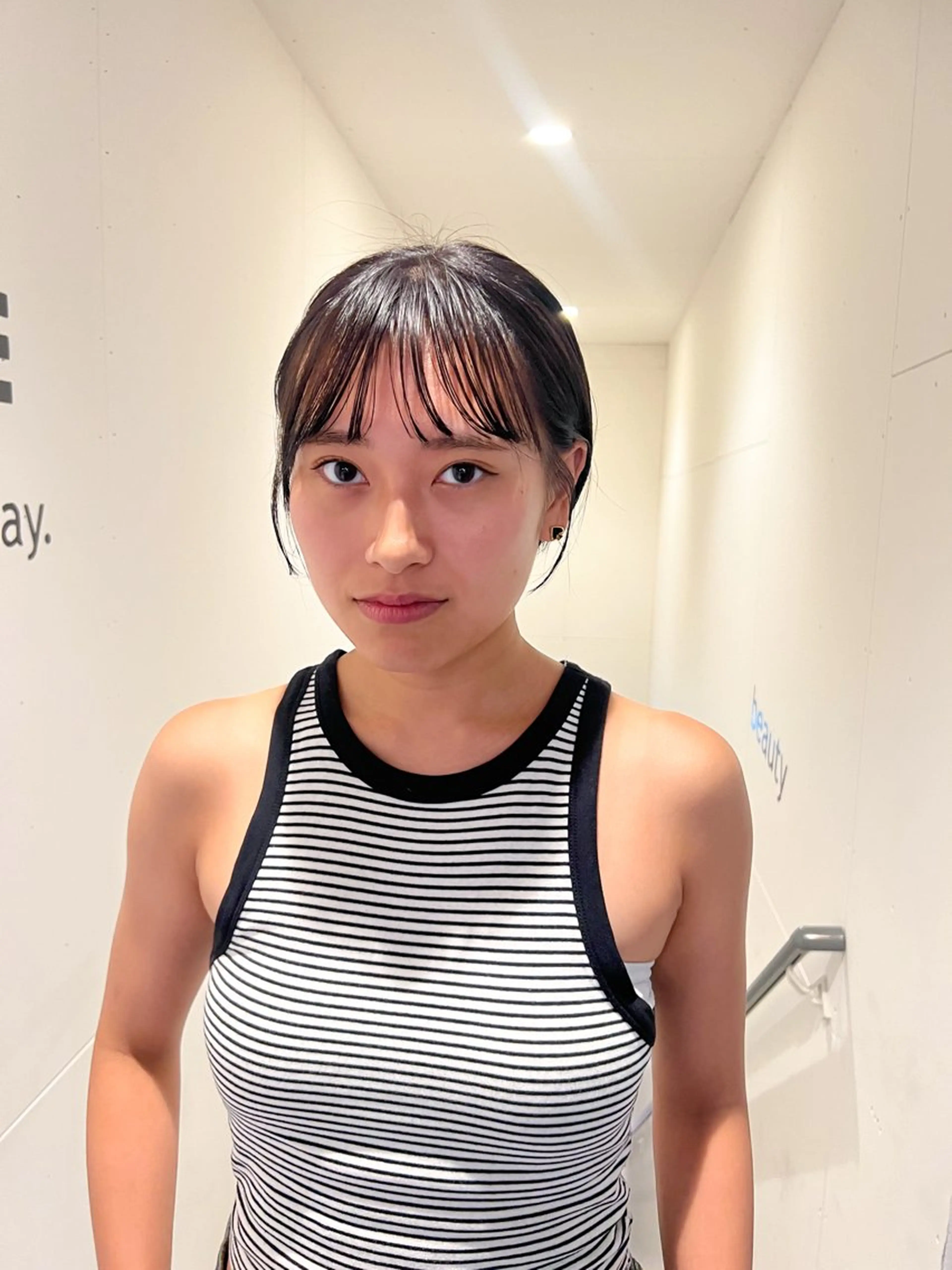 ショート カラー グレージュ オリーブグレージュ オリーブグレー ニーナ/MONIQA /ハイトーンカラーのヘアスタイル