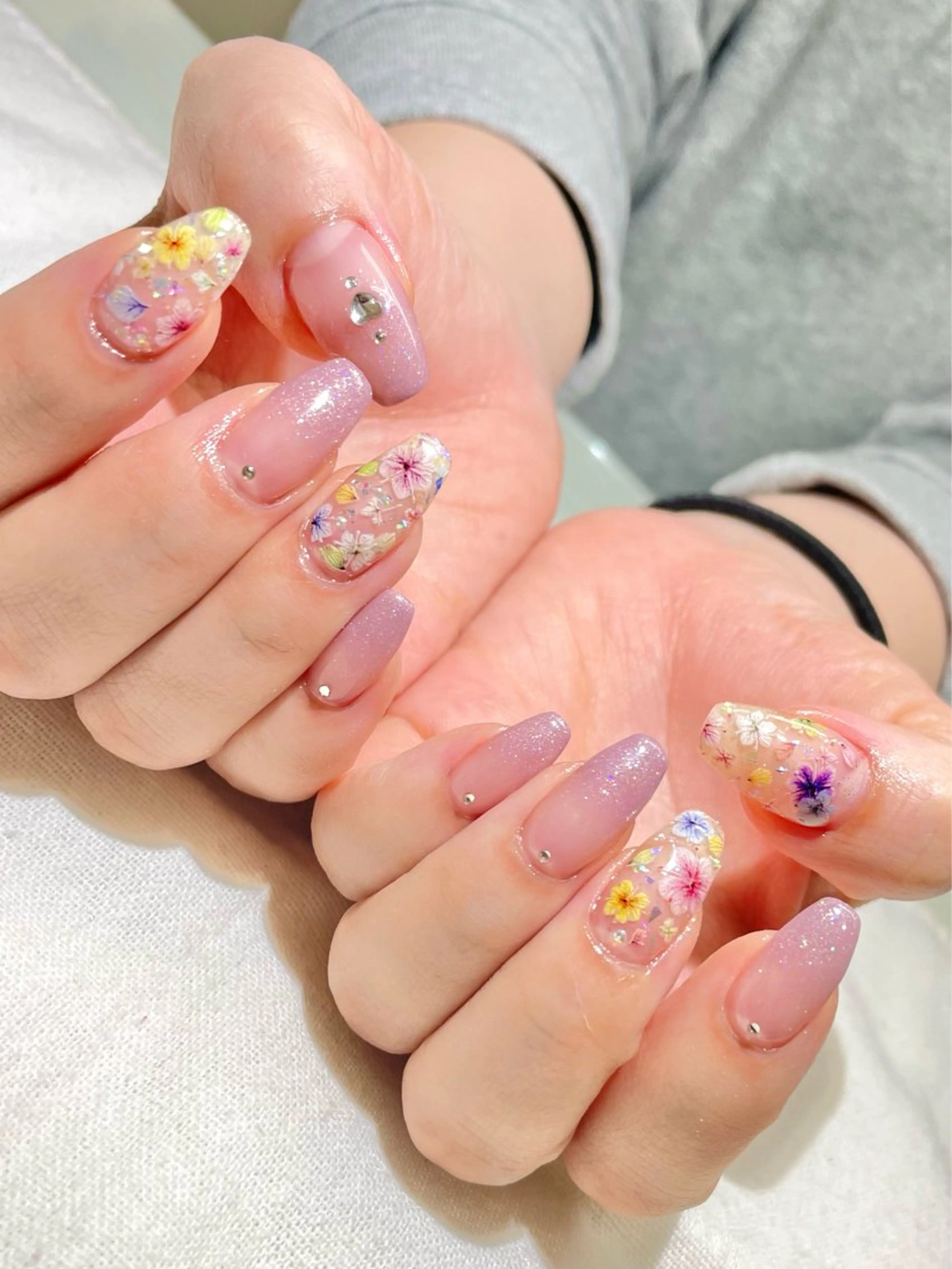 ネイル フラワーネイル グラデーション ラメ(グリッター) ラメグラデーション 春ネイル ハンドネイル nail salon Cottonのネイルデザイン