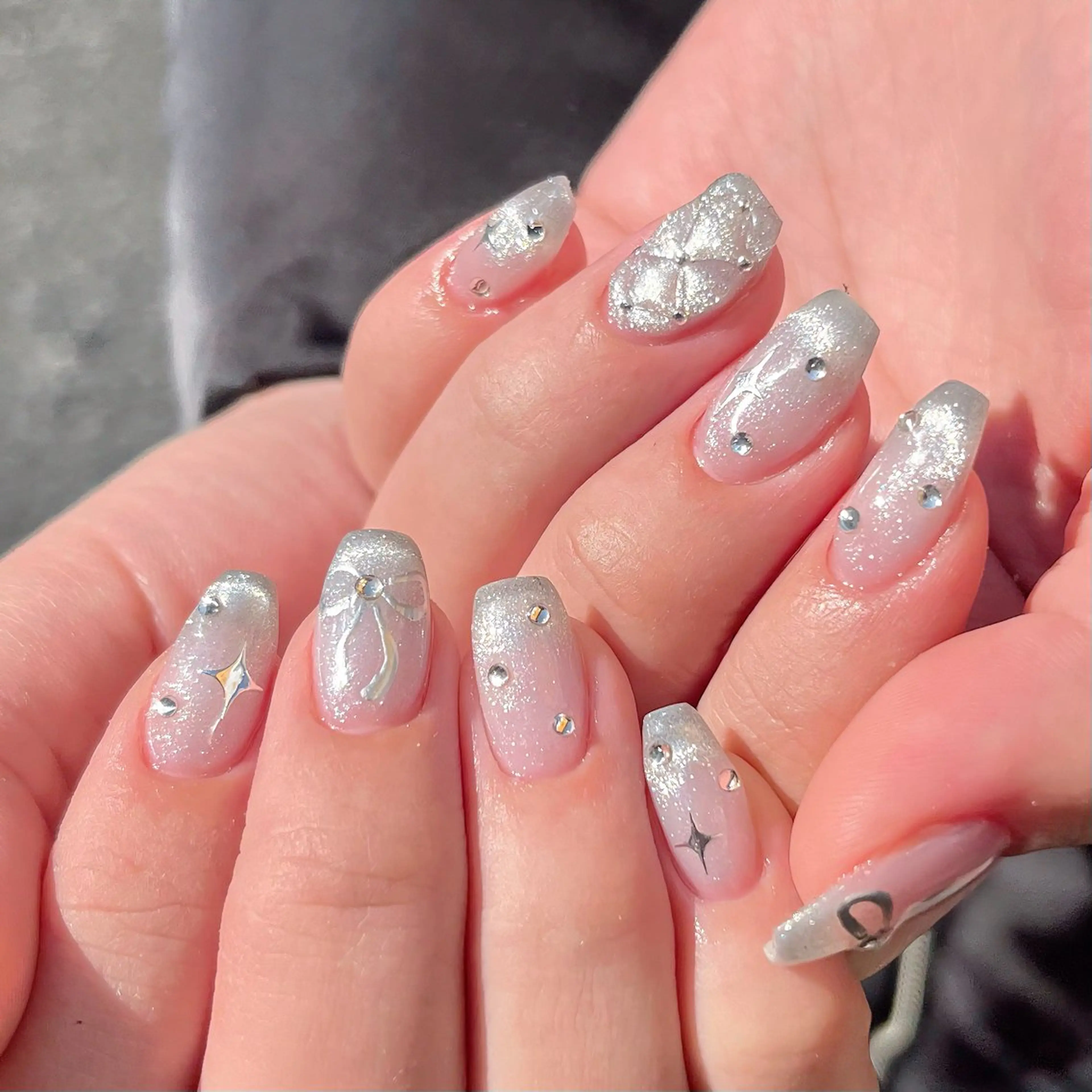 ネイル フレンチネイル マグネットネイル マグネットフレンチ リボン シルバー ハンドネイル 🫧OPELIA NAIL渋谷🫧のネイルデザイン