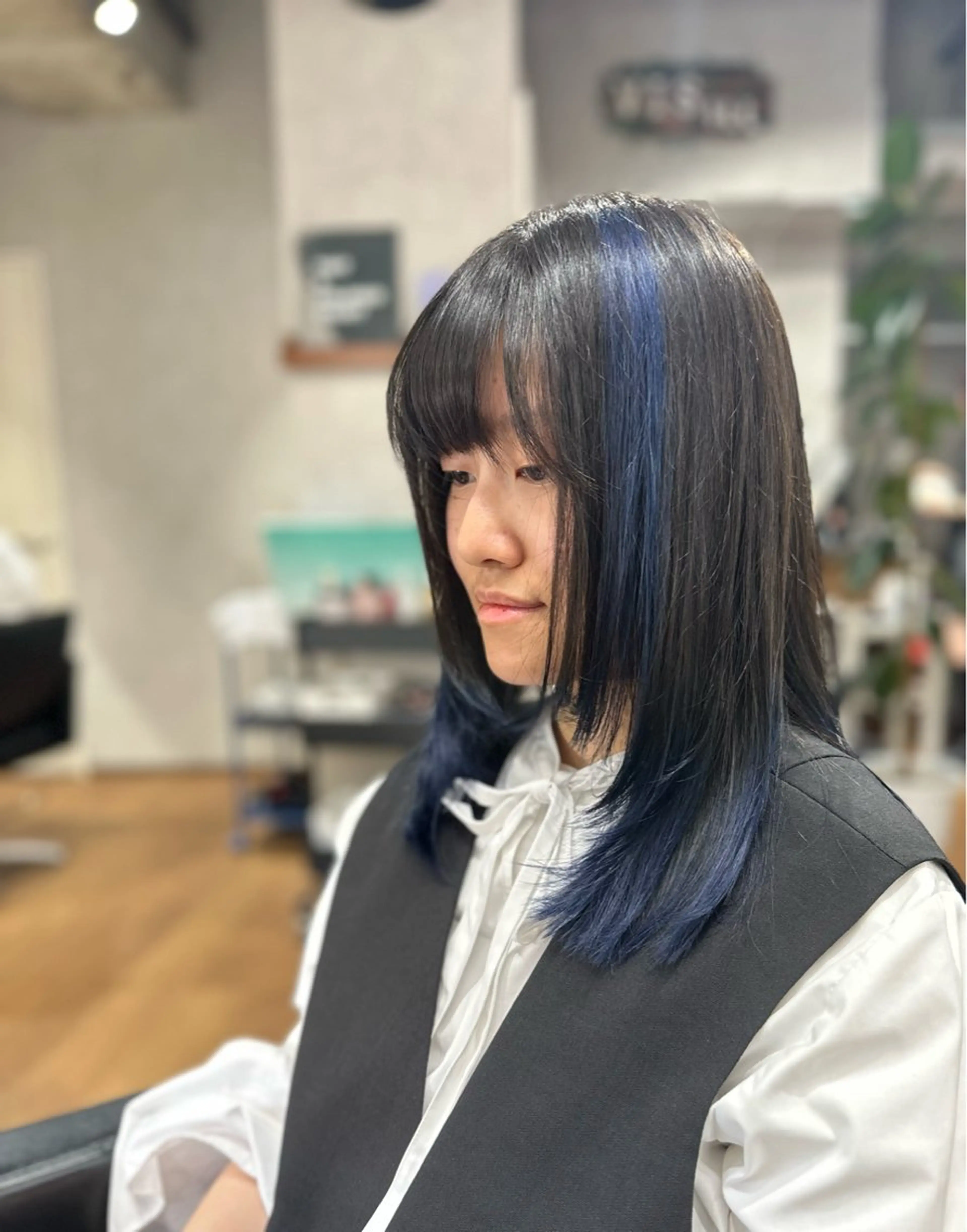 セミロング ヘアカラー ✂️秋葉原 🤍YURI🤍のヘアスタイル