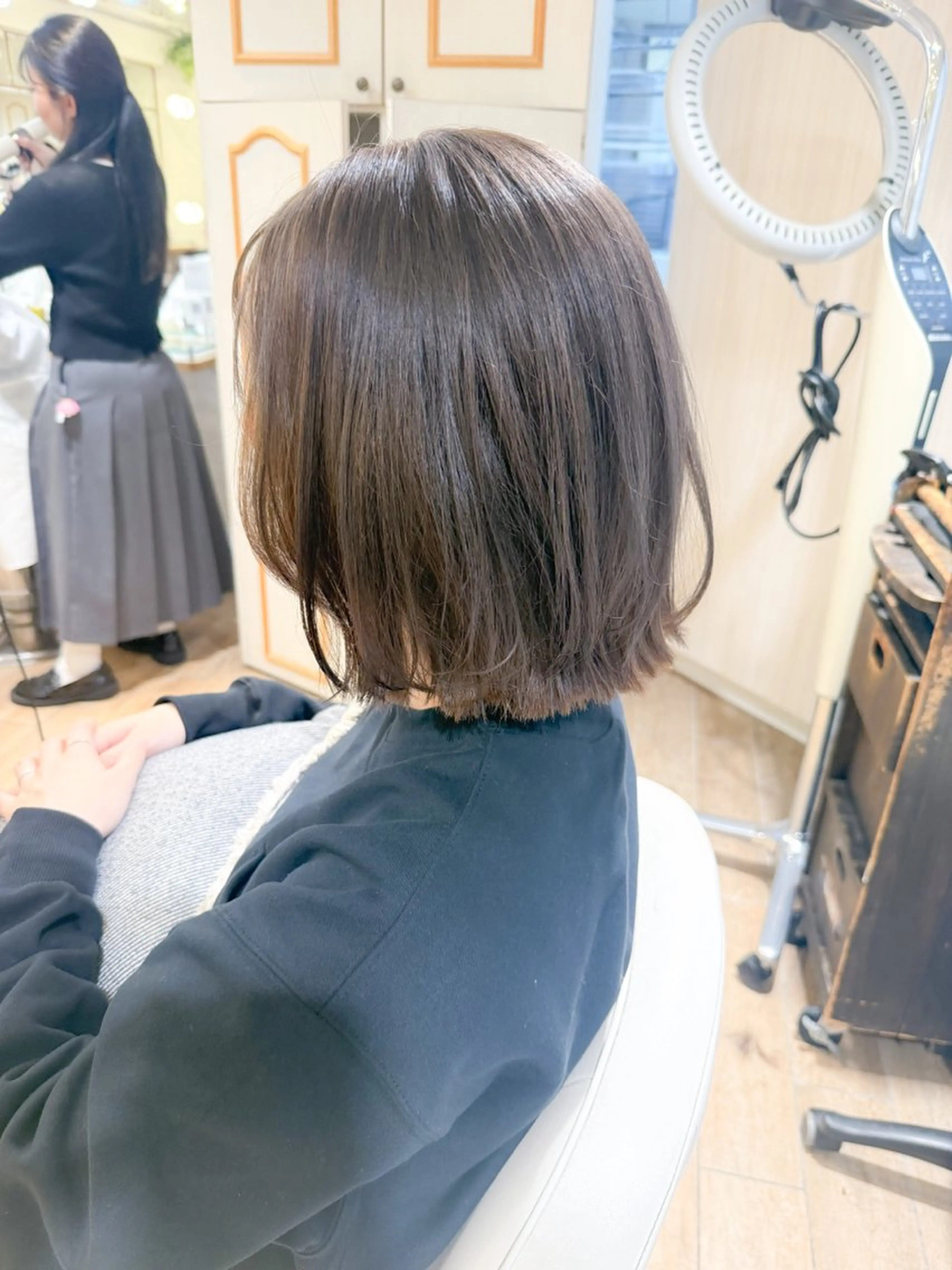 ミディアム カラー 切りっぱなしボブ ハイトーンカラー オリーブカラー オリーブグレー ボブ ヘアカラー ✨カラー支持No.1 🧸ワキ カナコ🧸のヘアスタイル
