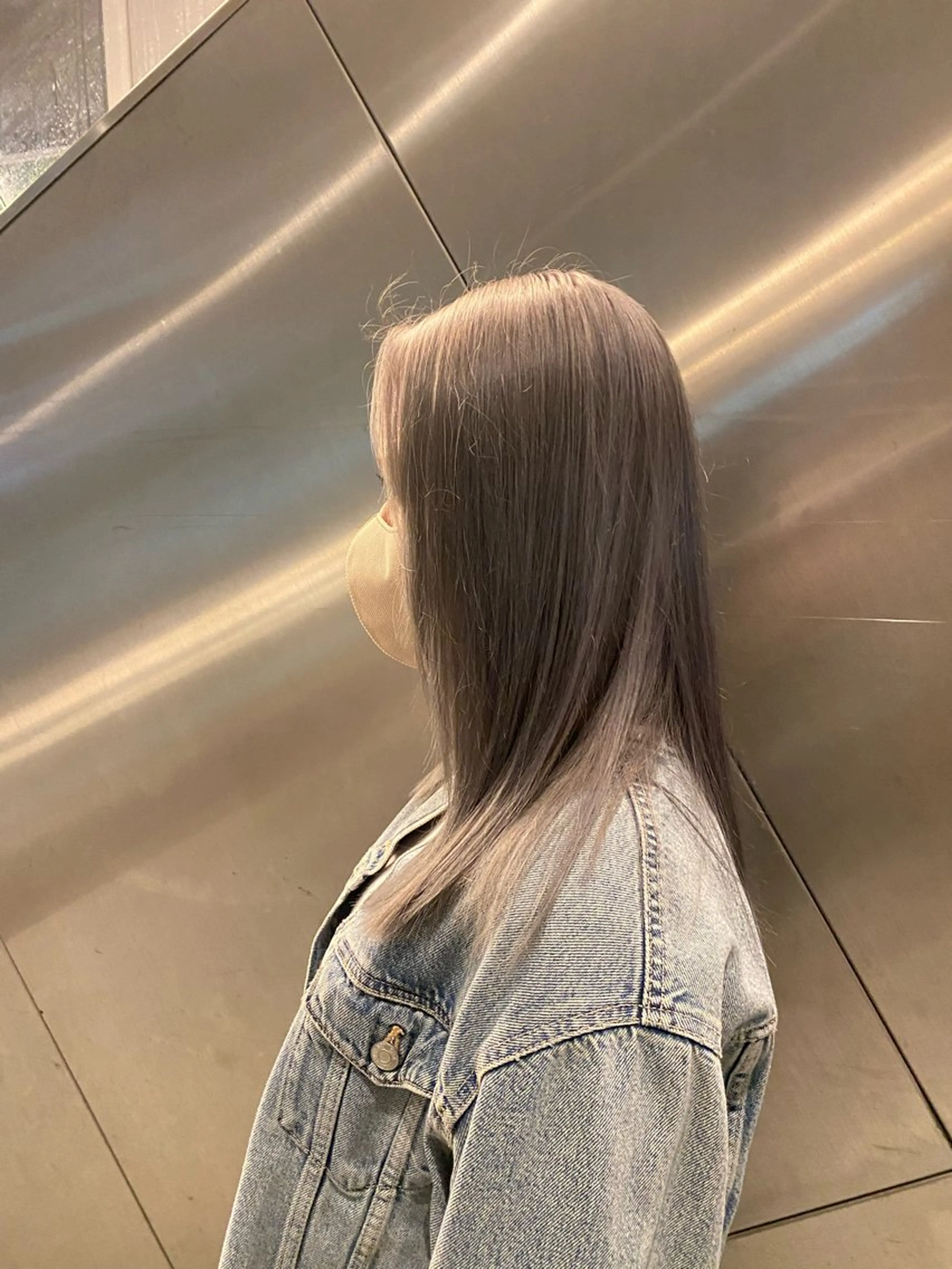 ロング noa 寒色系カラーブリーチのヘアスタイル