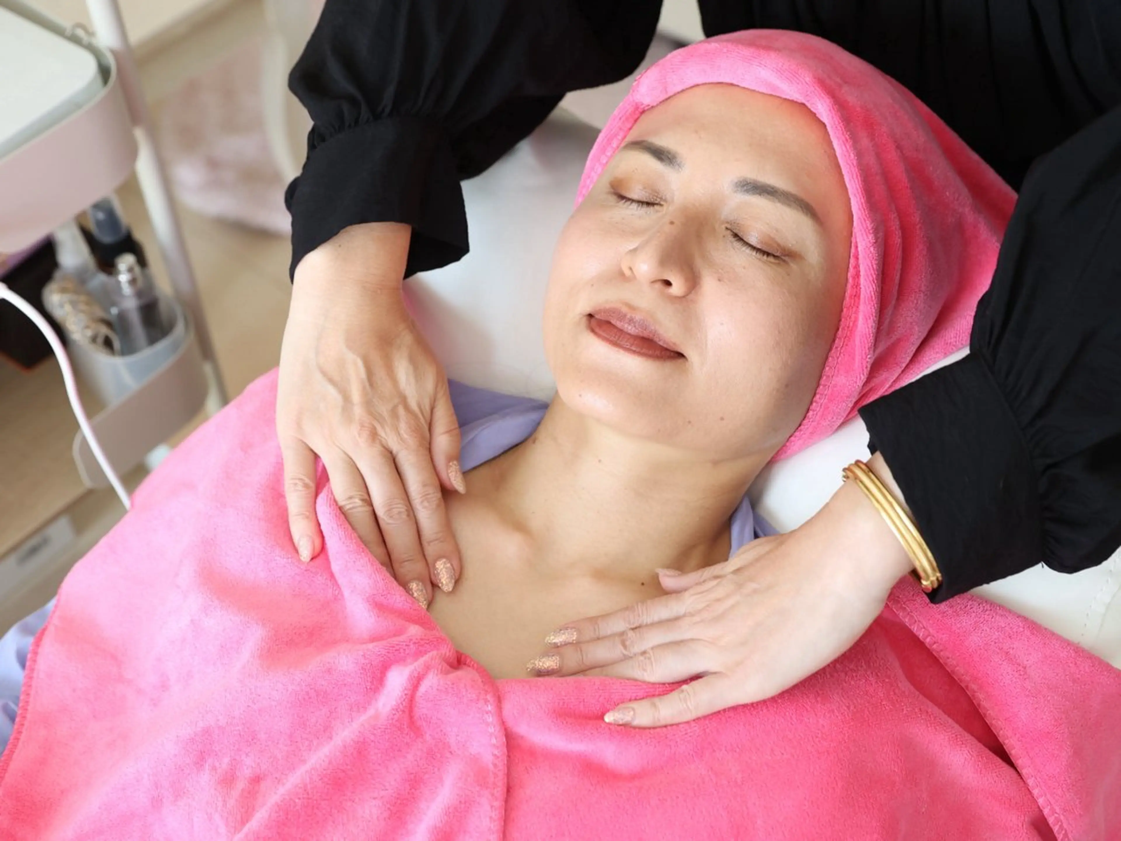 【口コミ投稿限定】クレンジング・幹細胞美容液導入・炭酸パック・アフターケア付き、《小顔＆引き締めに最適》の写真