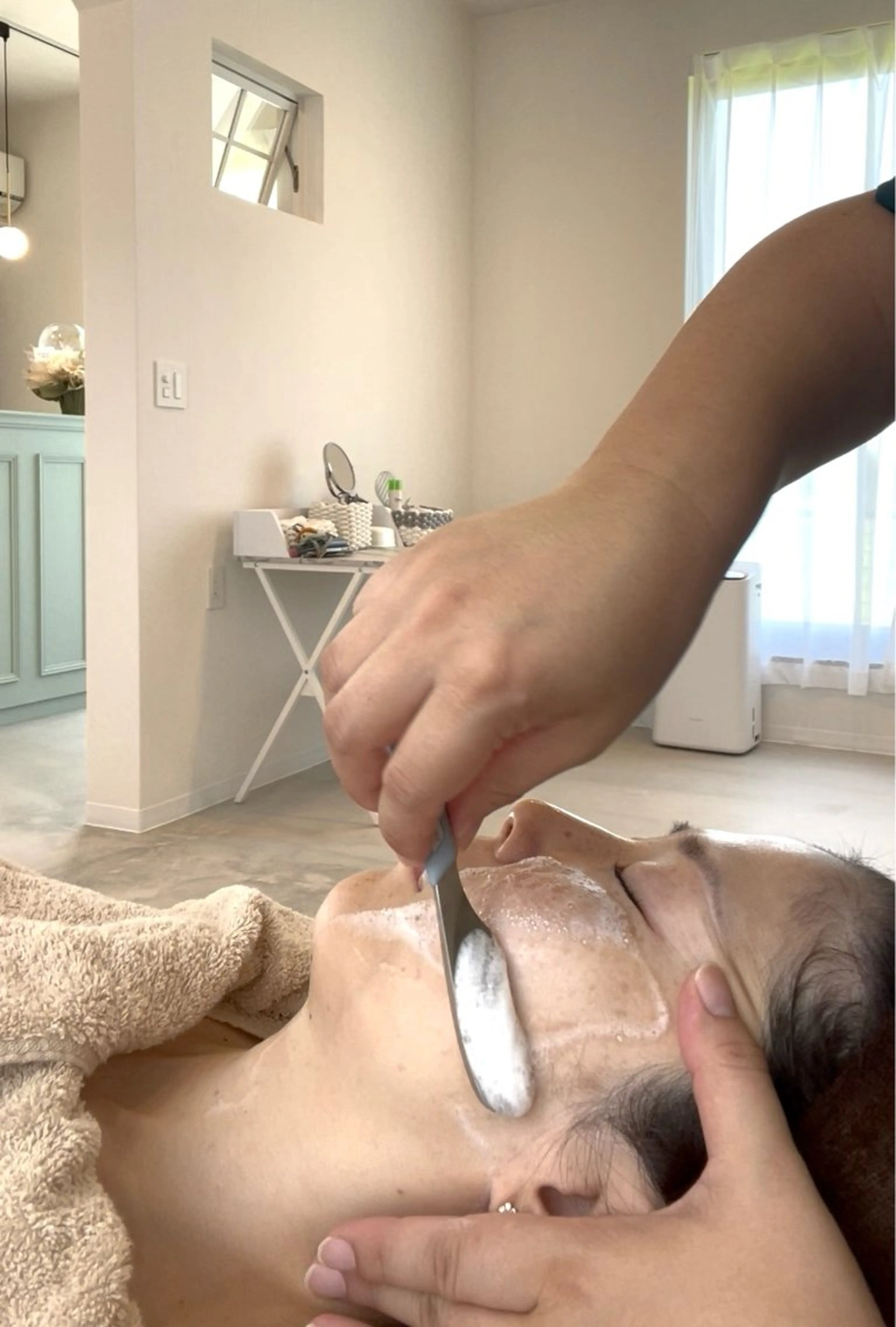 お顔＋襟足のシェービングの写真