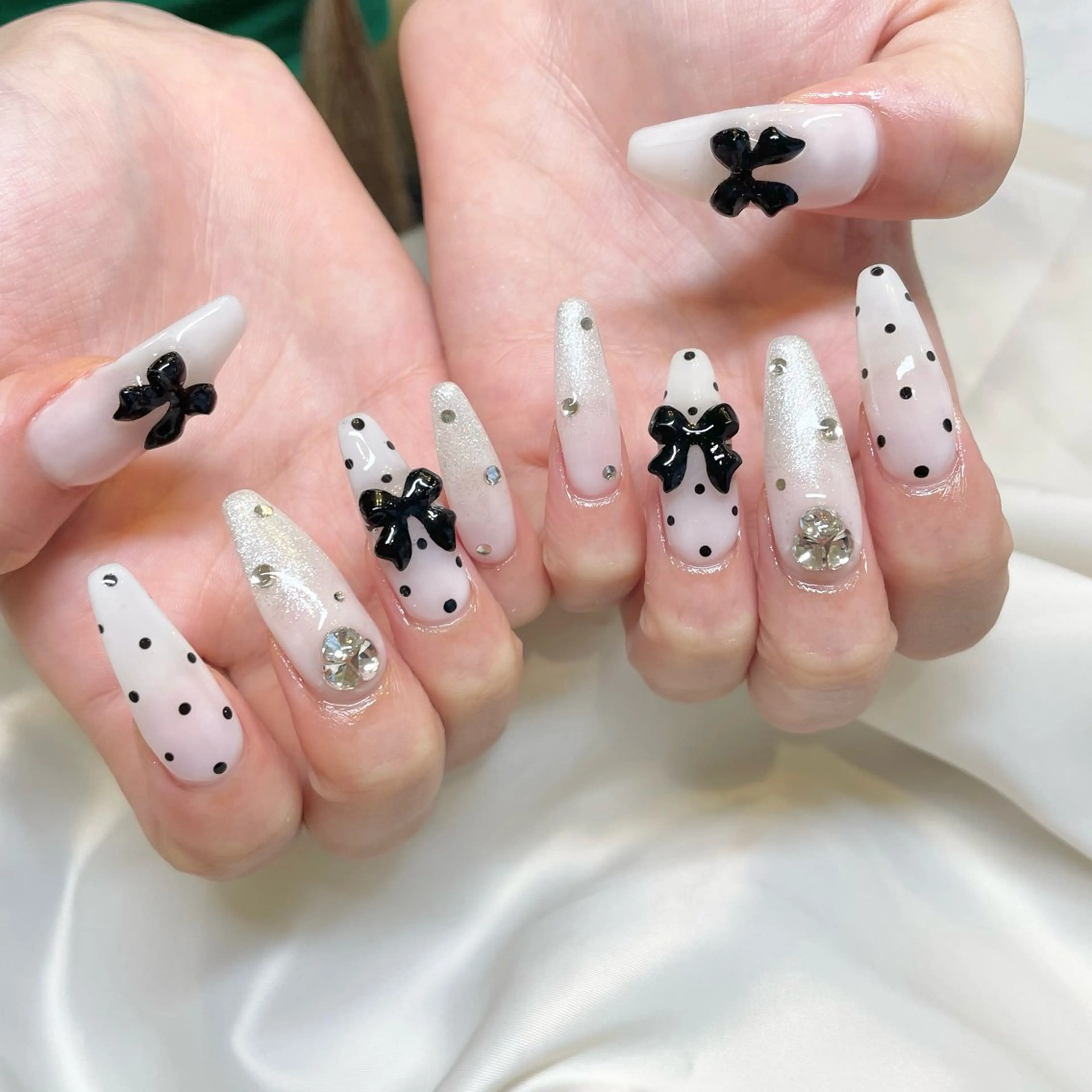 ネイル ドット リボン ホワイト ハンドネイル ui nailのネイルデザイン