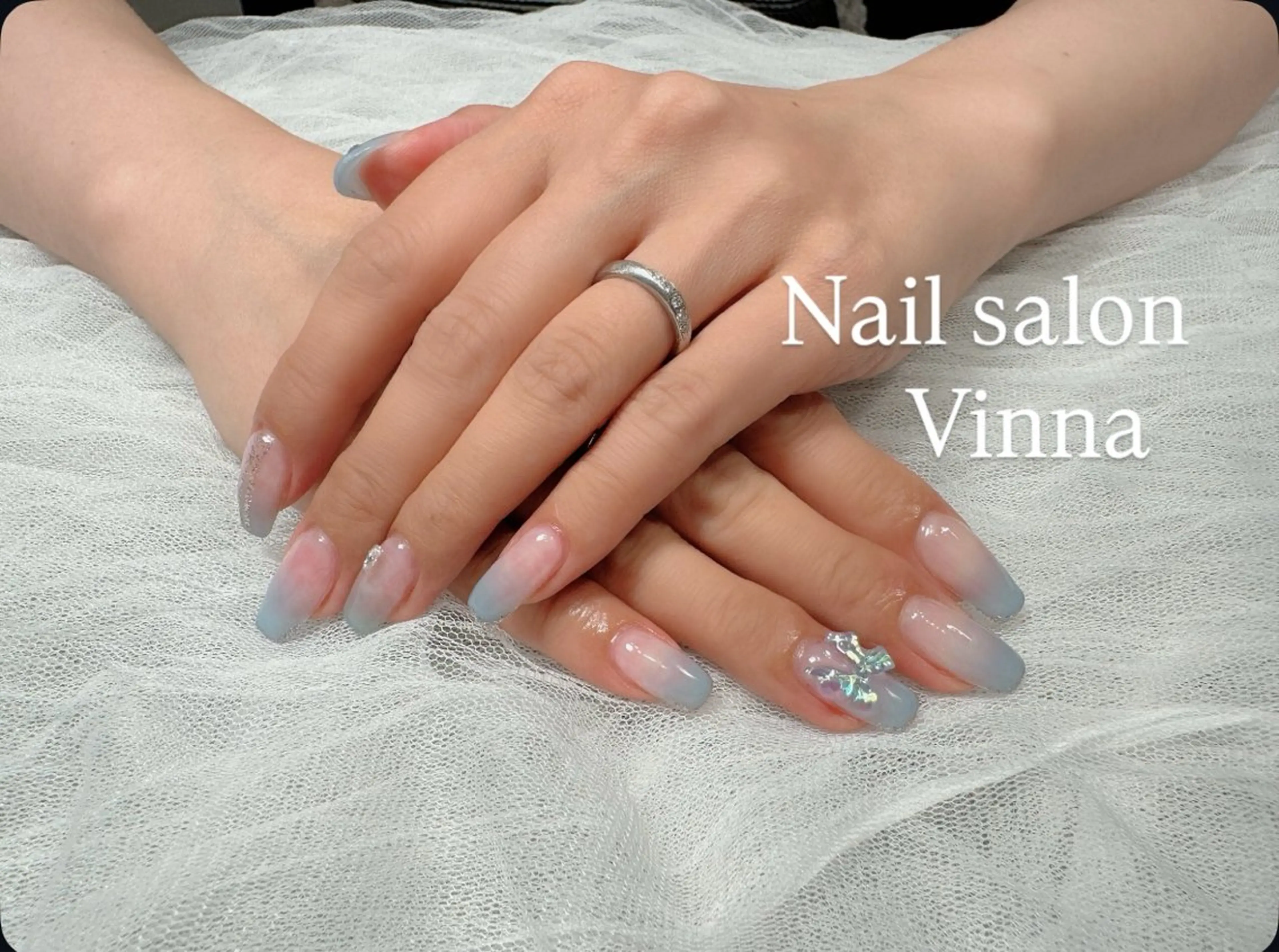 ネイル グラデーション ストーンネイル ワンホンネイル ハンドネイル Nail salon Vinnaのネイルデザイン