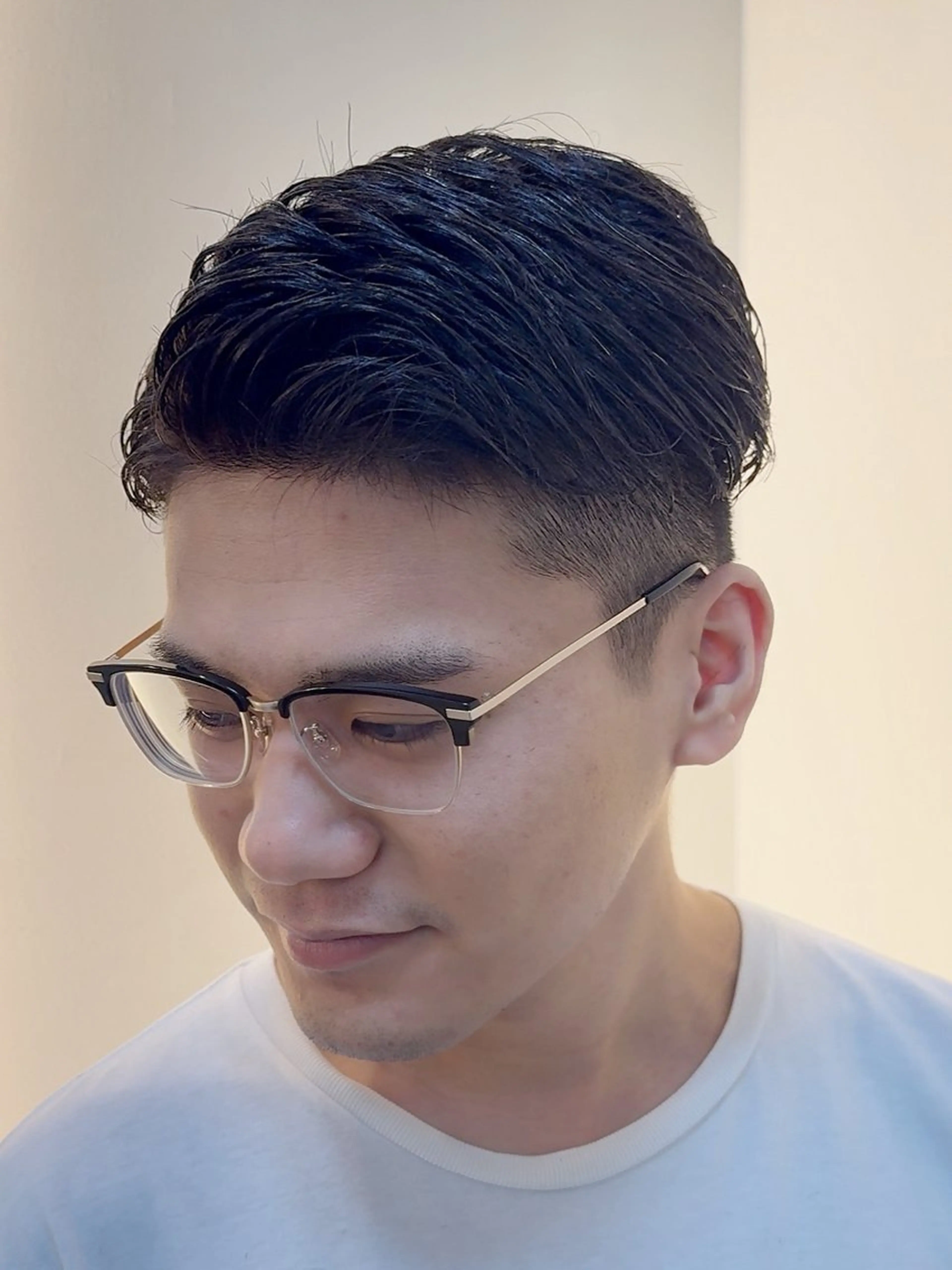 ショート メンズ センターパート フェザーパーマ メンズパーマ メンズツイストパーマ 波巻きパーマ 東田 篤希のヘアスタイル