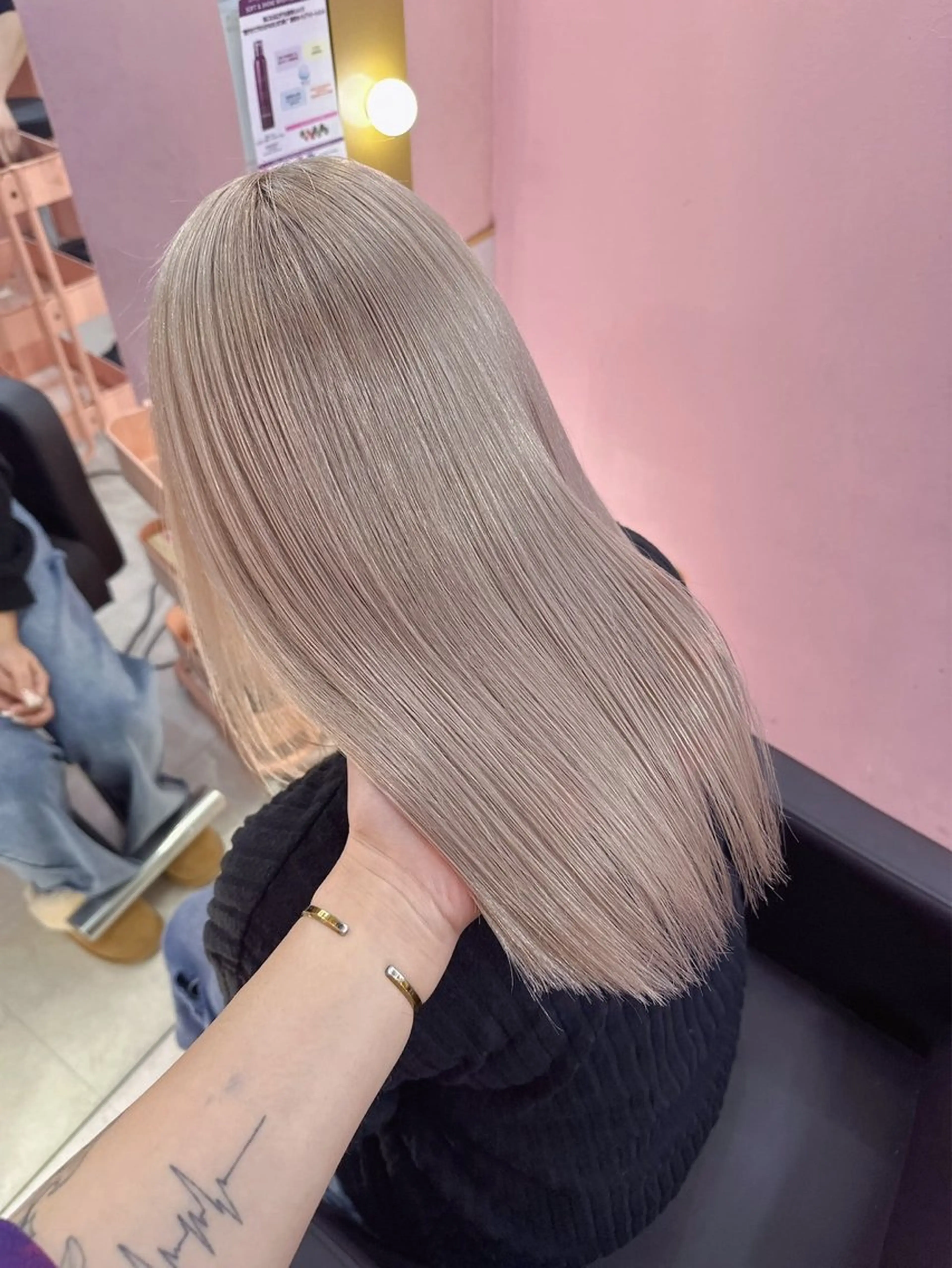 セミロング カラー アッシュ アッシュグレー ベージュカラー ブリーチ ブロンド ヘアカラー トリートメント 【美髪ハイトーン】 髪質改善/大和🎀のヘアスタイル