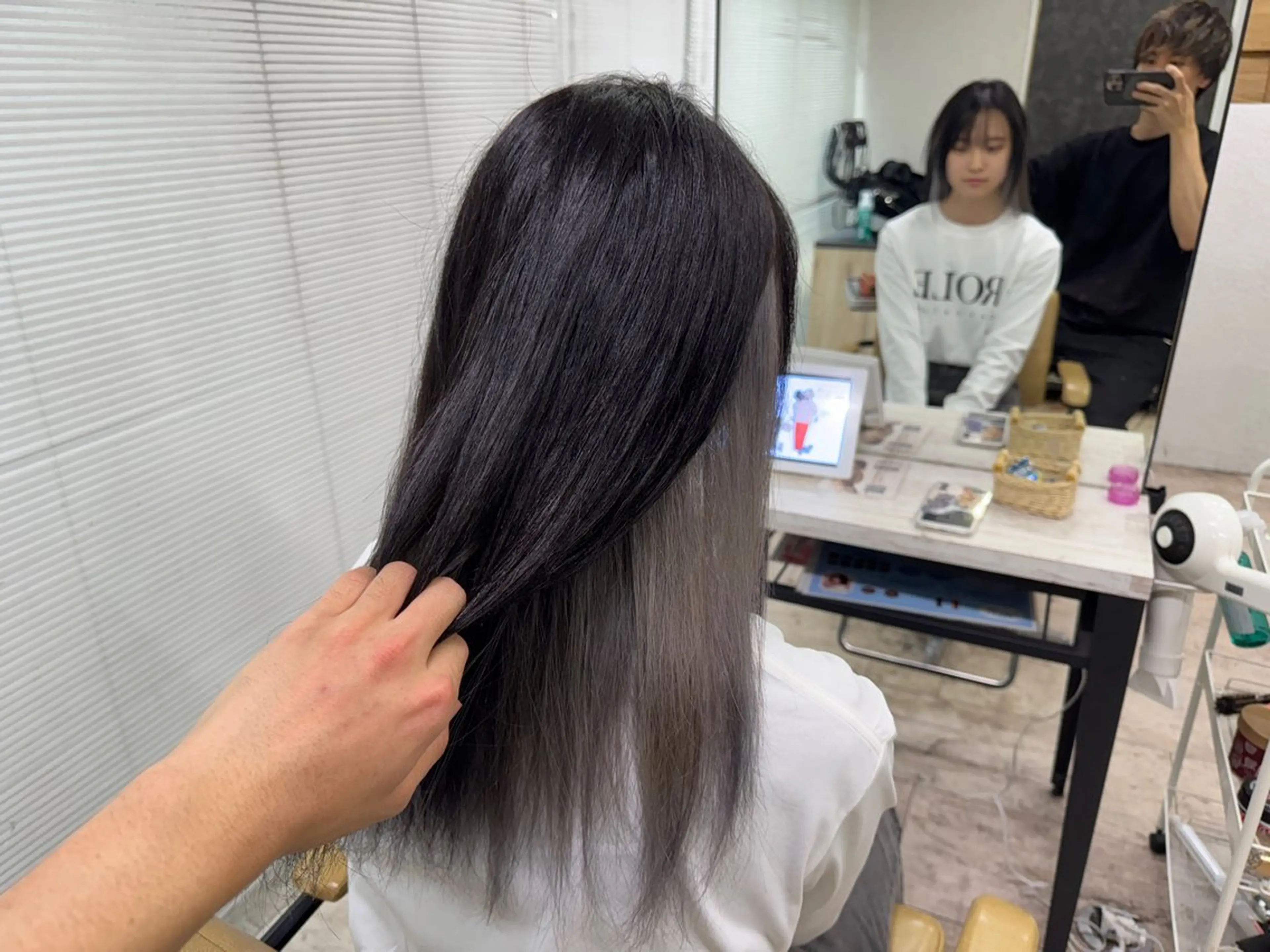 ロング カラー シルバー ヘアカラー 🔥ブリーチカラー 槙川のヘアスタイル