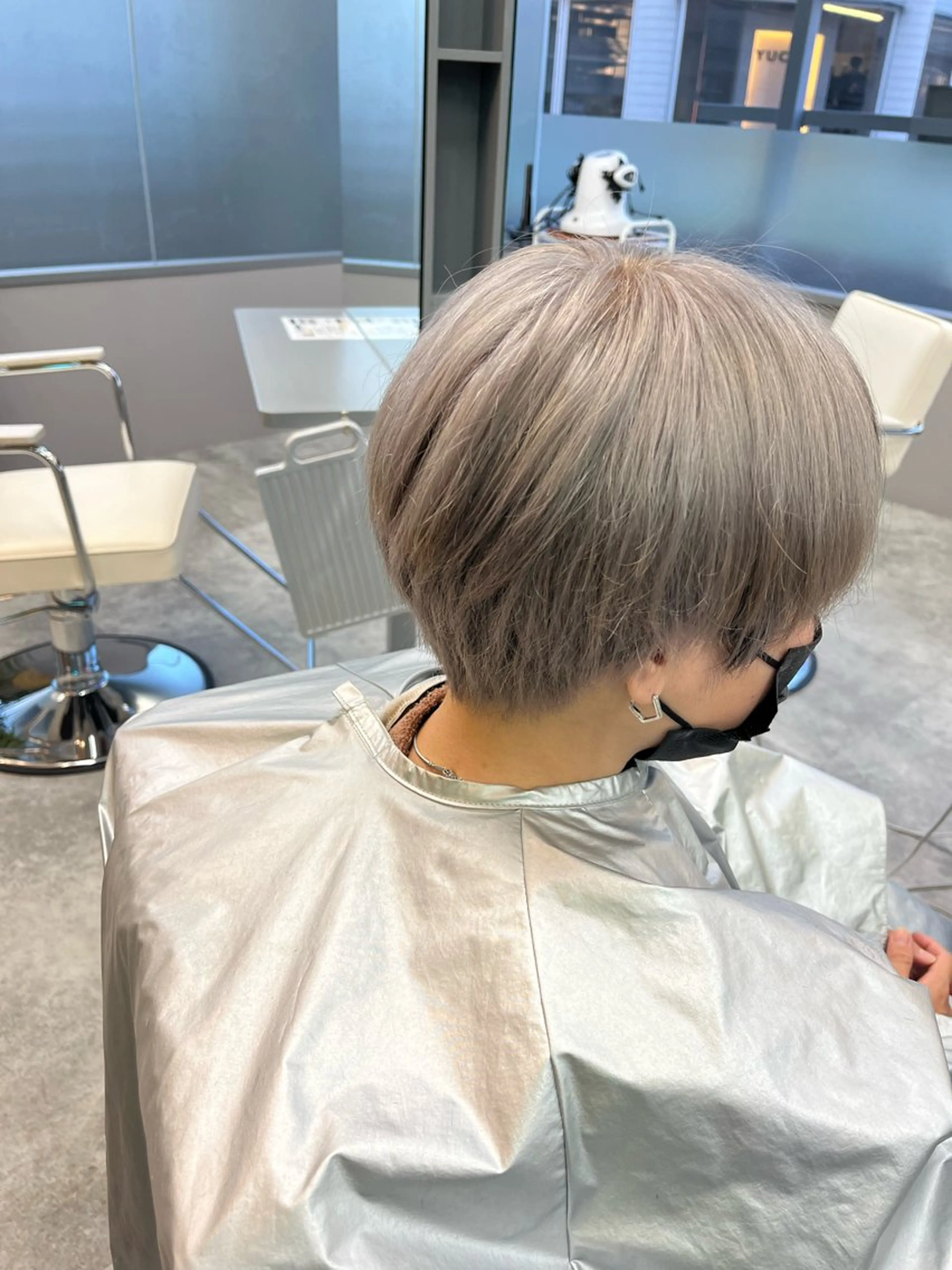 ショート カラー ハイトーンカラー シルバー 比嘉 翔太のヘアスタイル