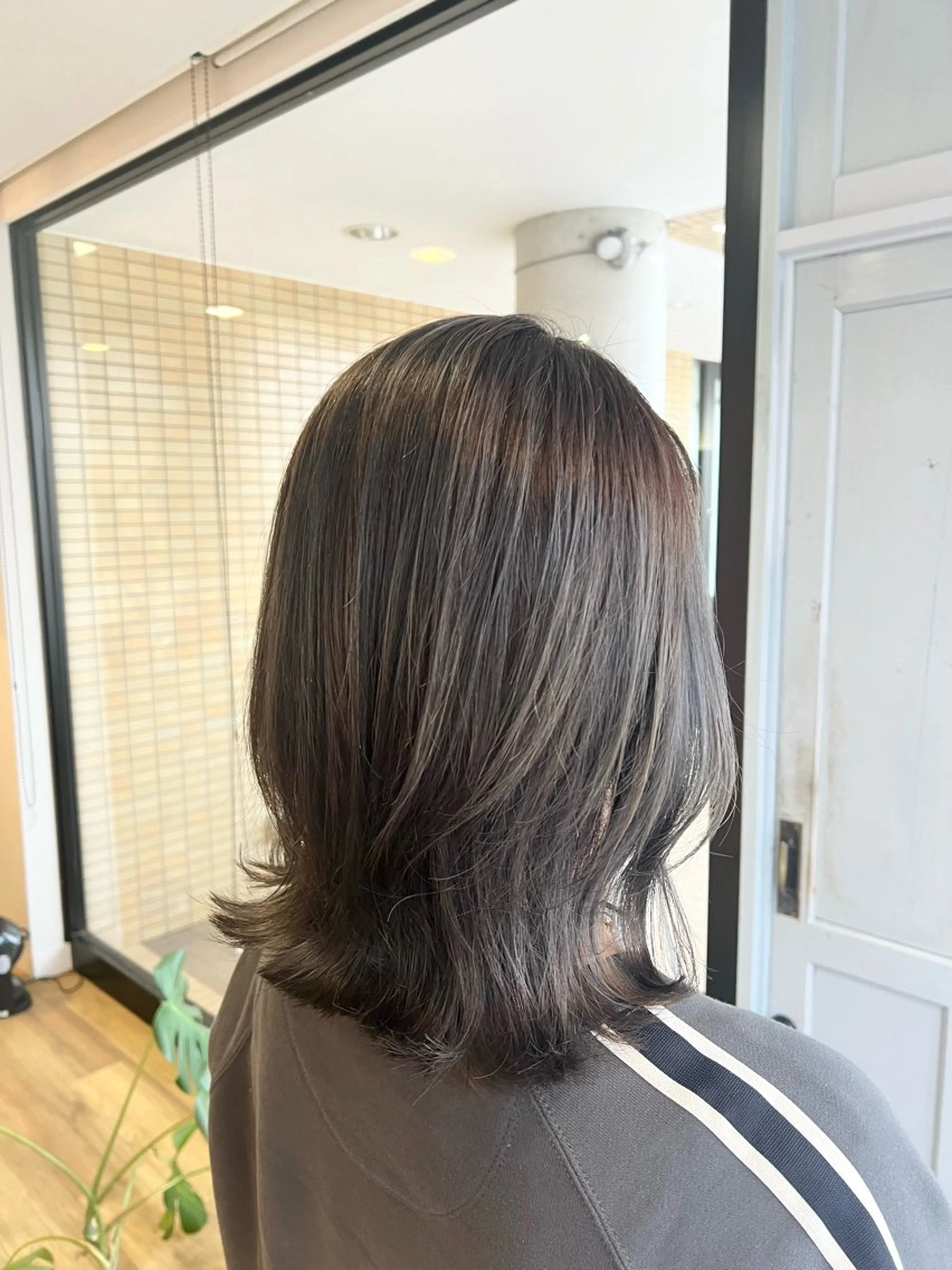 ミディアム カラー グレージュ ハイライトカラー ハイライト ヘアカラー トリートメント ツキダテ ユイのヘアスタイル