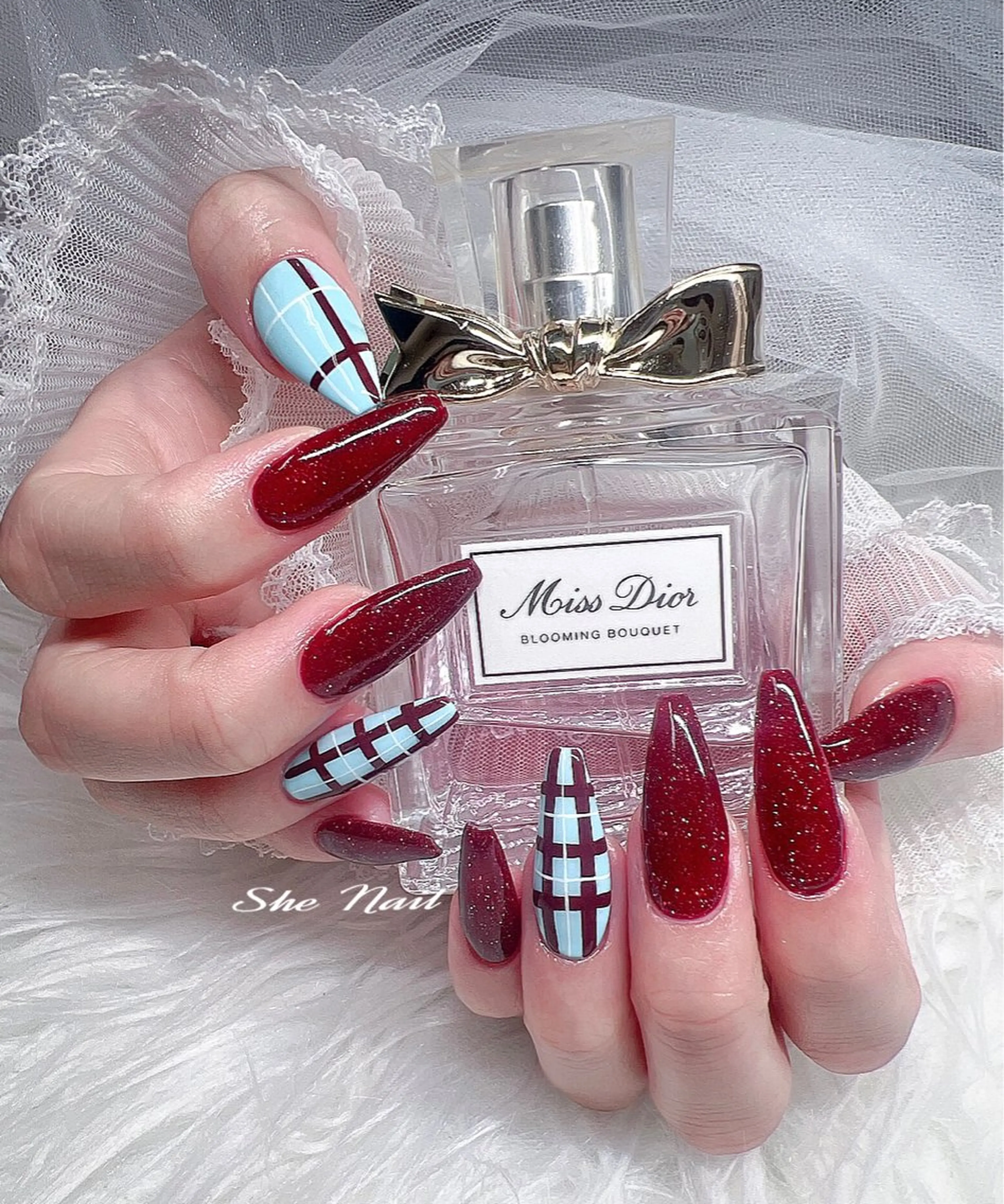 ネイル チークネイル 長さ出し グラデーション ラメ(グリッター) ラメグラデーション She Nail所属・ISA_ BELLAのネイルデザイン