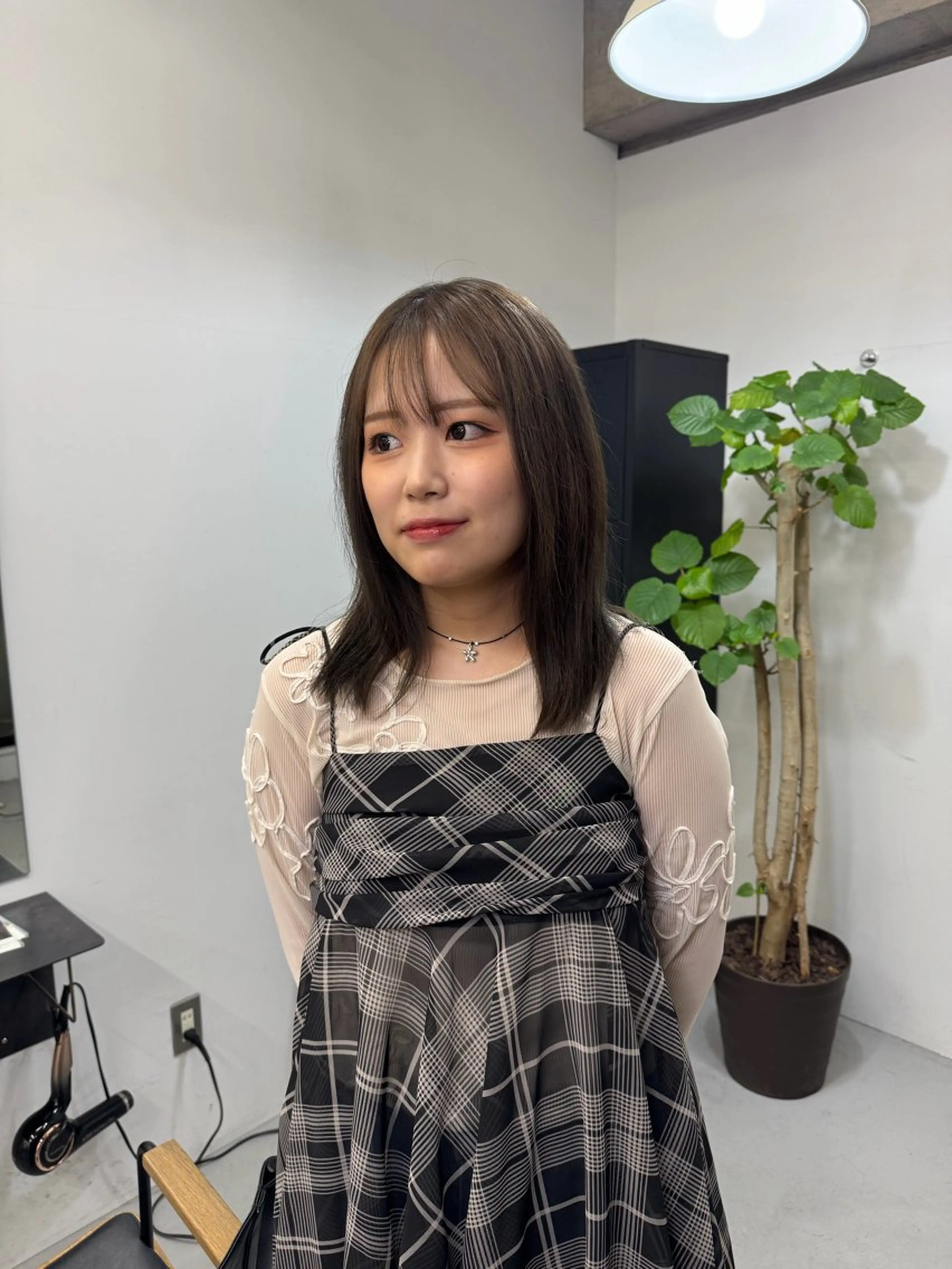 セミロング カラー グレージュ オリーブグレージュ オリーブグレー ヘアカラー ゆうと/ブリーチモデ ル/ストレートモデルのヘアスタイル