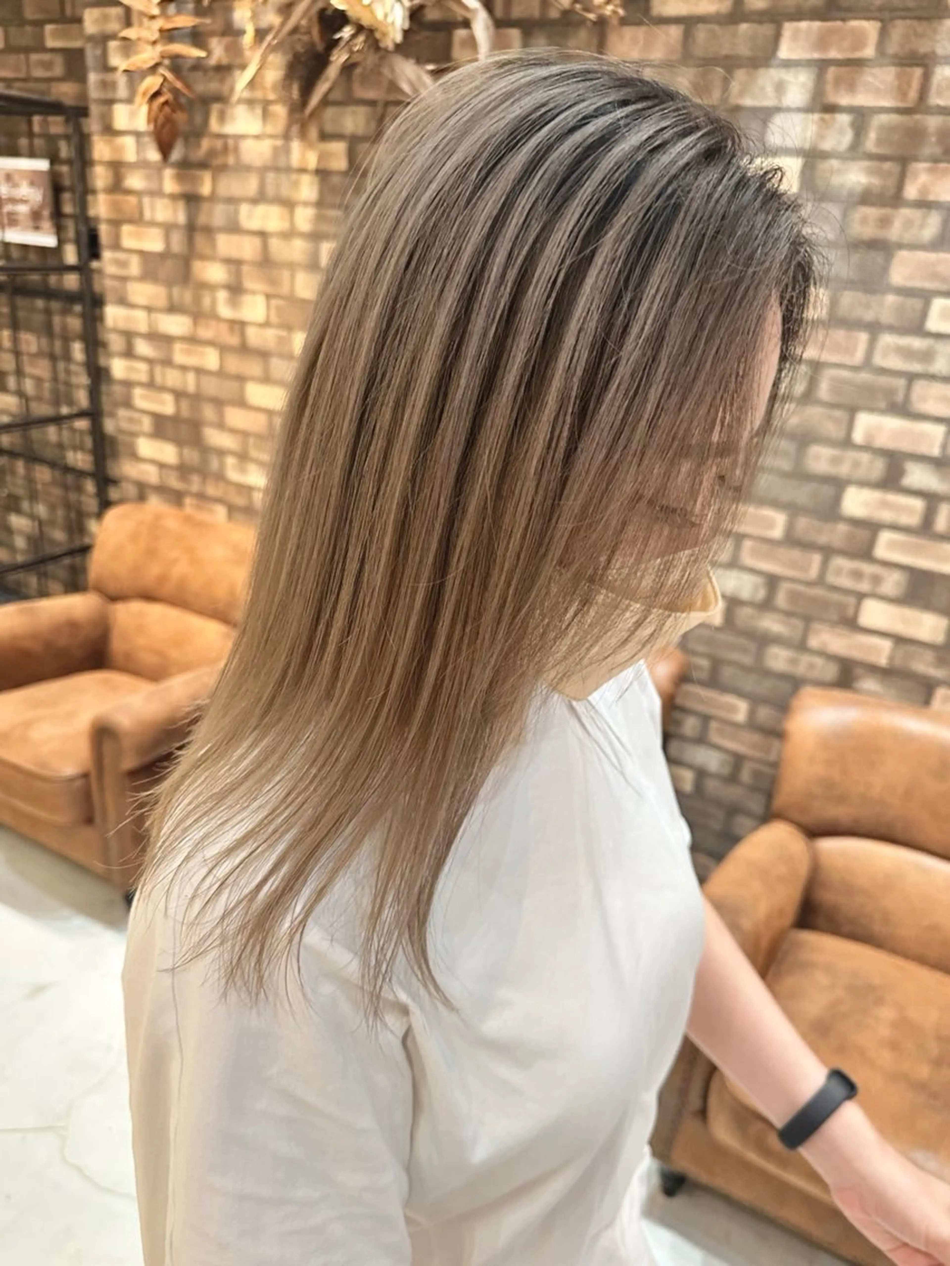 セミロング レイヤーカット 🔷ブリーチバレイヤ ージュ🔷飯野達也のヘアスタイル