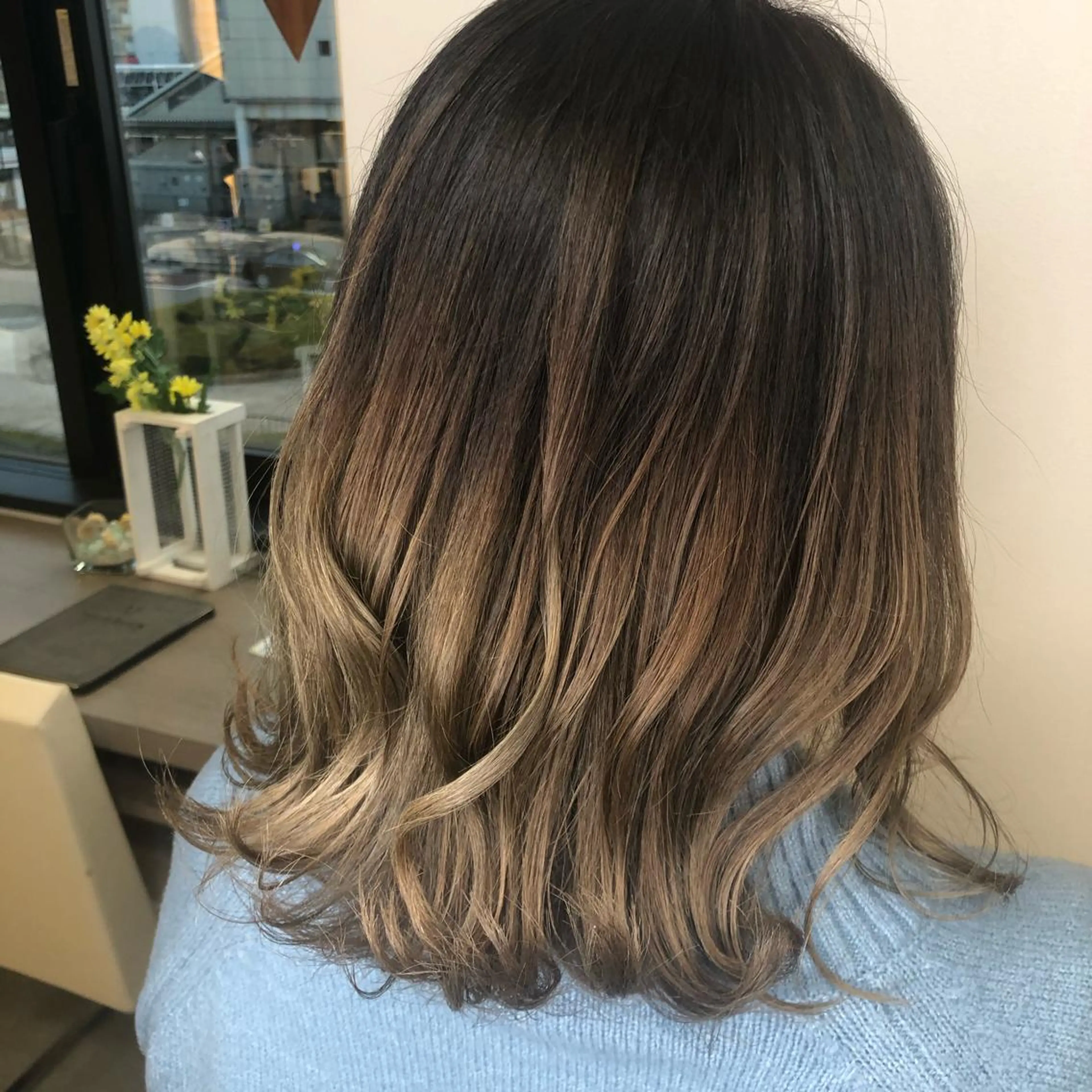 ミディアム レイヤーカット ヘアカラー トリートメント 松佐 ゆかりのヘアスタイル