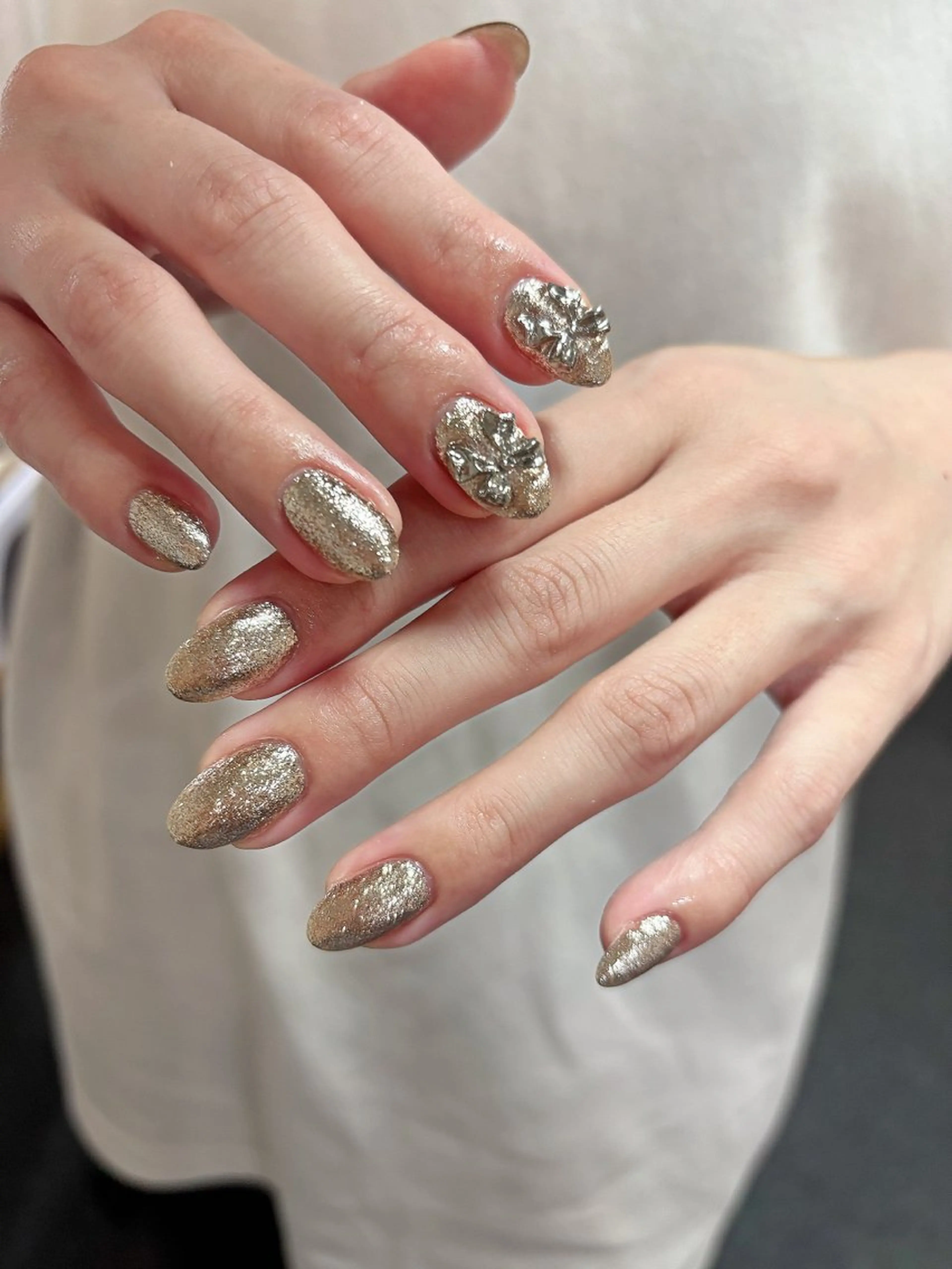 ネイル ゴールド キラキラネイル ラメ(グリッター) ワンカラーネイル シルバー ハンドネイル ハンドケア 🎀NAIL🎀 AI🪄︎︎◝✩のネイルデザイン