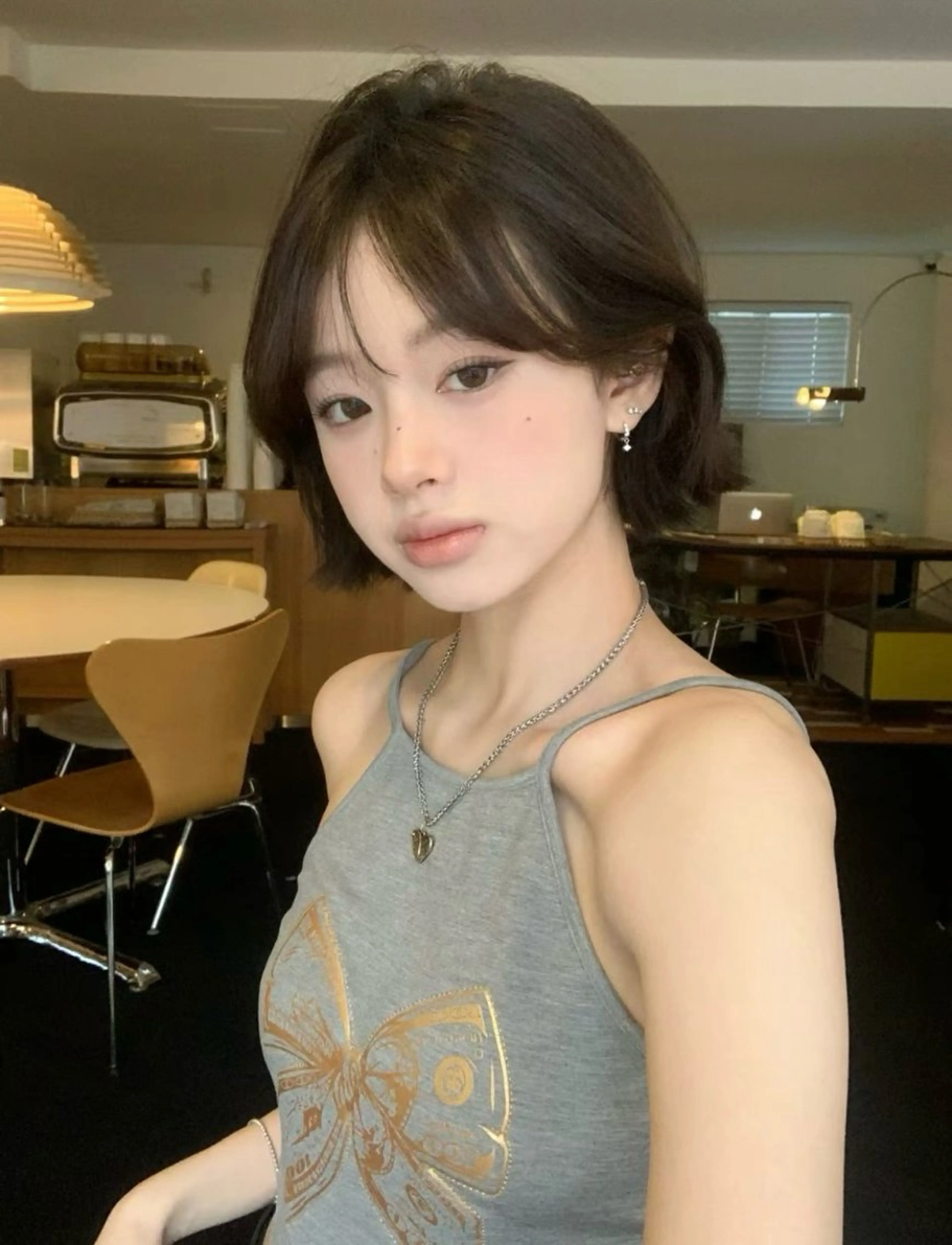 ミディアム カラー ヘアアレンジ 切りっぱなしボブ ボブ 韓国風ヘア レイヤーカット シースルーバング カット mina 🌷のヘアスタイル