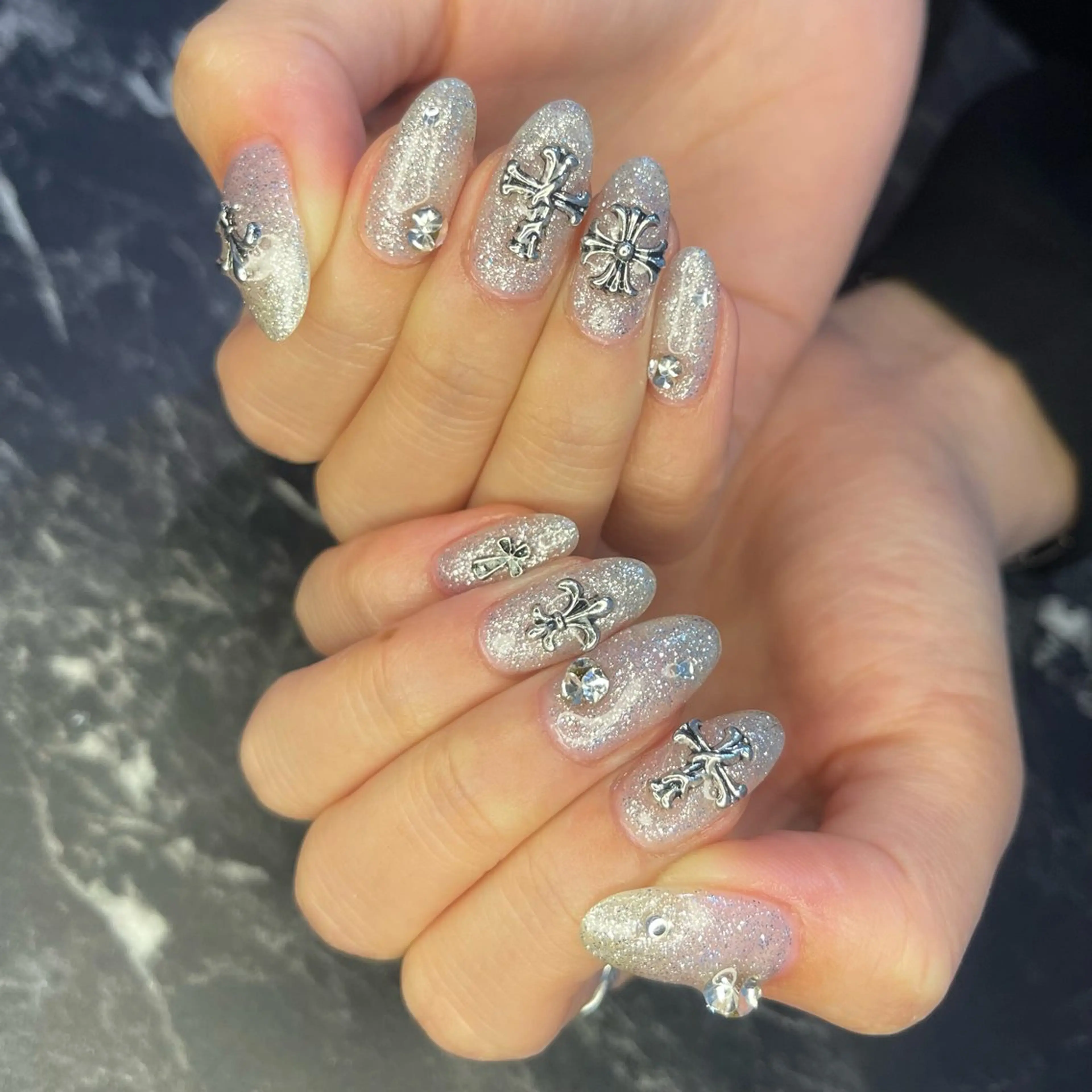 ネイル ラメ(グリッター) 持ち込み シルバー 【癖爪・逆さまつ毛の 救世主】Mizukiのネイルデザイン