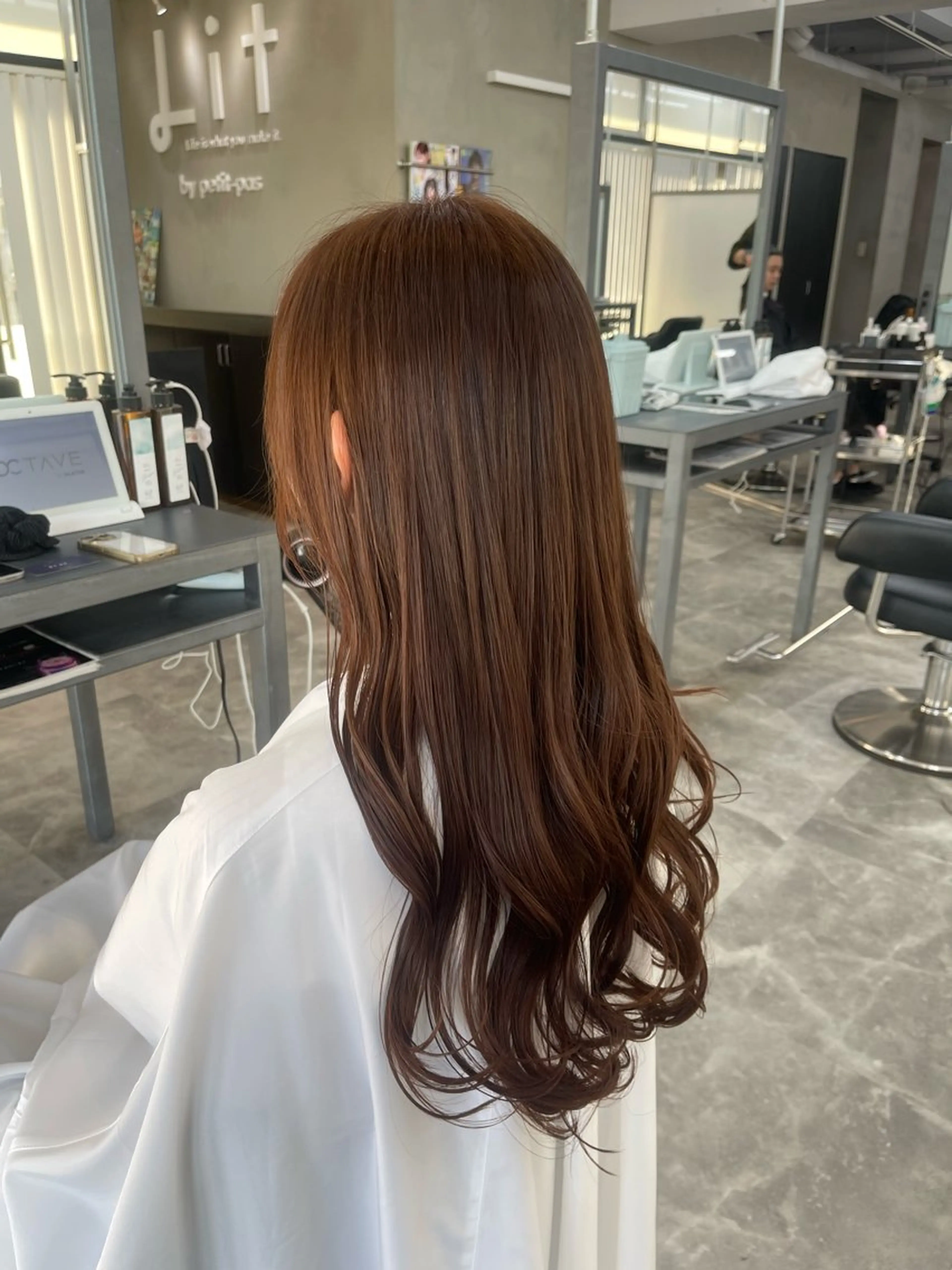 セミロング 縮毛矯正🐼暖色 根本侑季のヘアスタイル