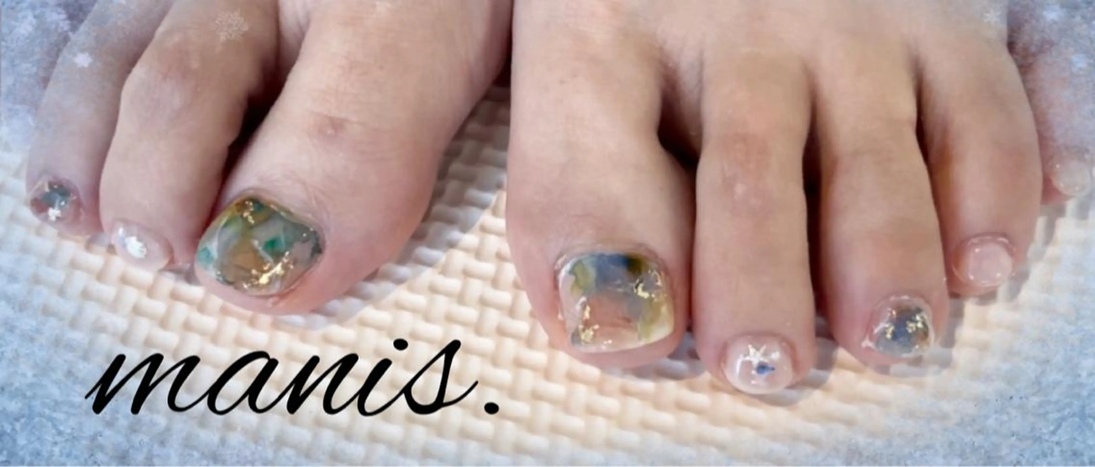 ネイル フットネイル manis .のネイルデザイン