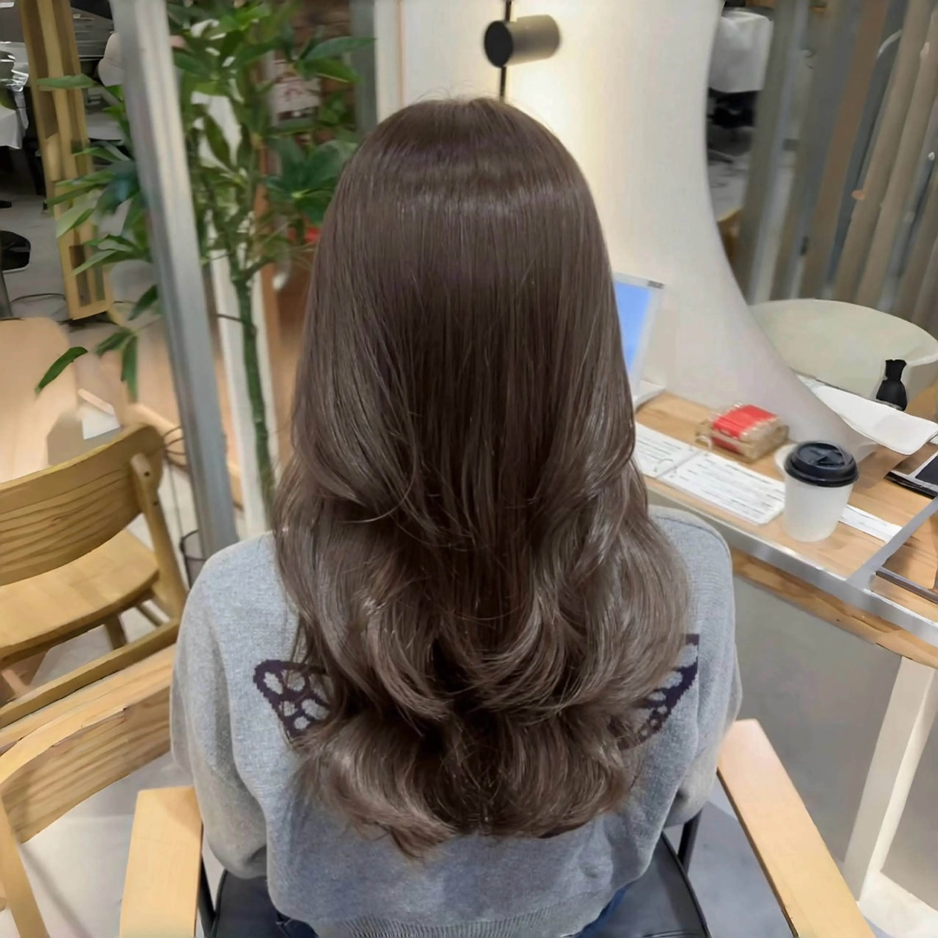 セミロング カラー パーマ アッシュ アッシュグレー アッシュグレージュ ベージュカラー 黒髪 カット ヘアカラー トリートメント ブリーチなし/ ベージュ/akiraのヘアスタイル